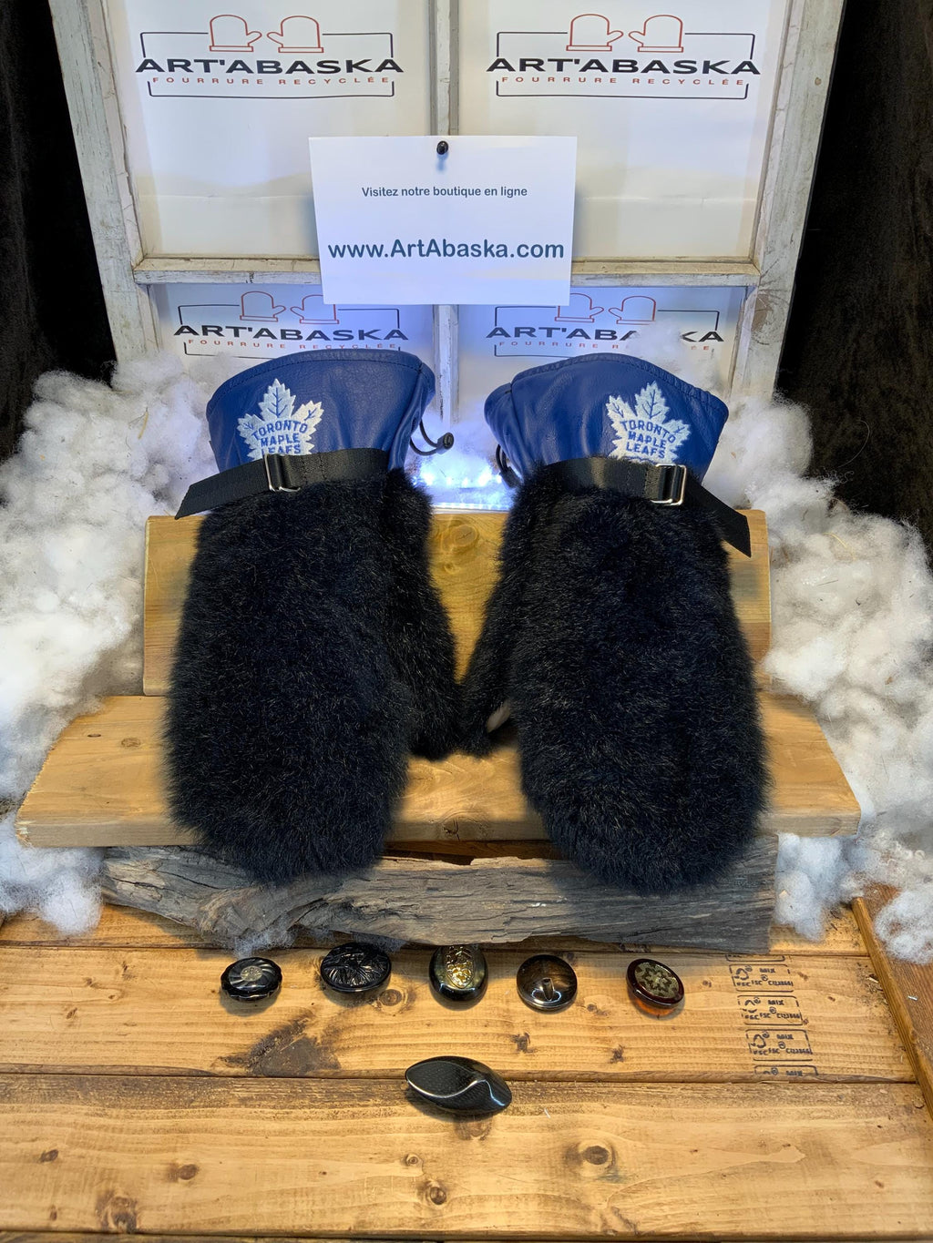 Mitaines Jeanne XL edition Toronto Maple Leafs opossum noir recycle & cuir bleu royal fait a la main Quebec