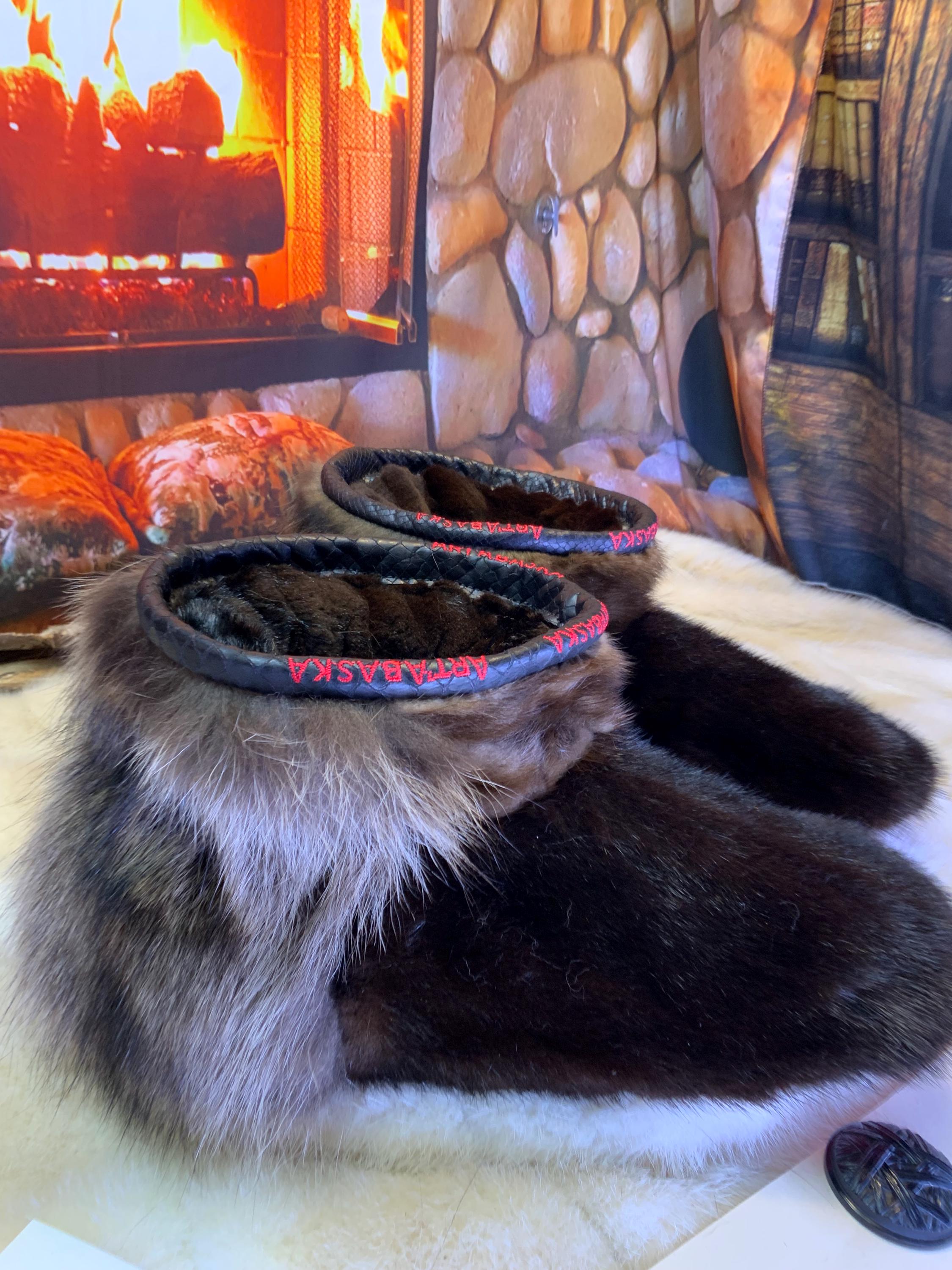 Mocassins d’intérieur homme 10 Les Thérèse – tout fourrure recyclée vison brun et raton – semelle rouge – fait à la main Québec