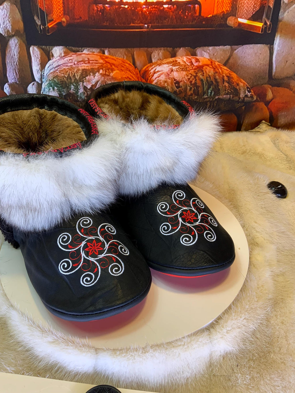 Mocassins d’intérieur Les Claudette – 10 femme – cuir imprimé brodé mandala rouge blanc & renard norvégien recyclé Québec