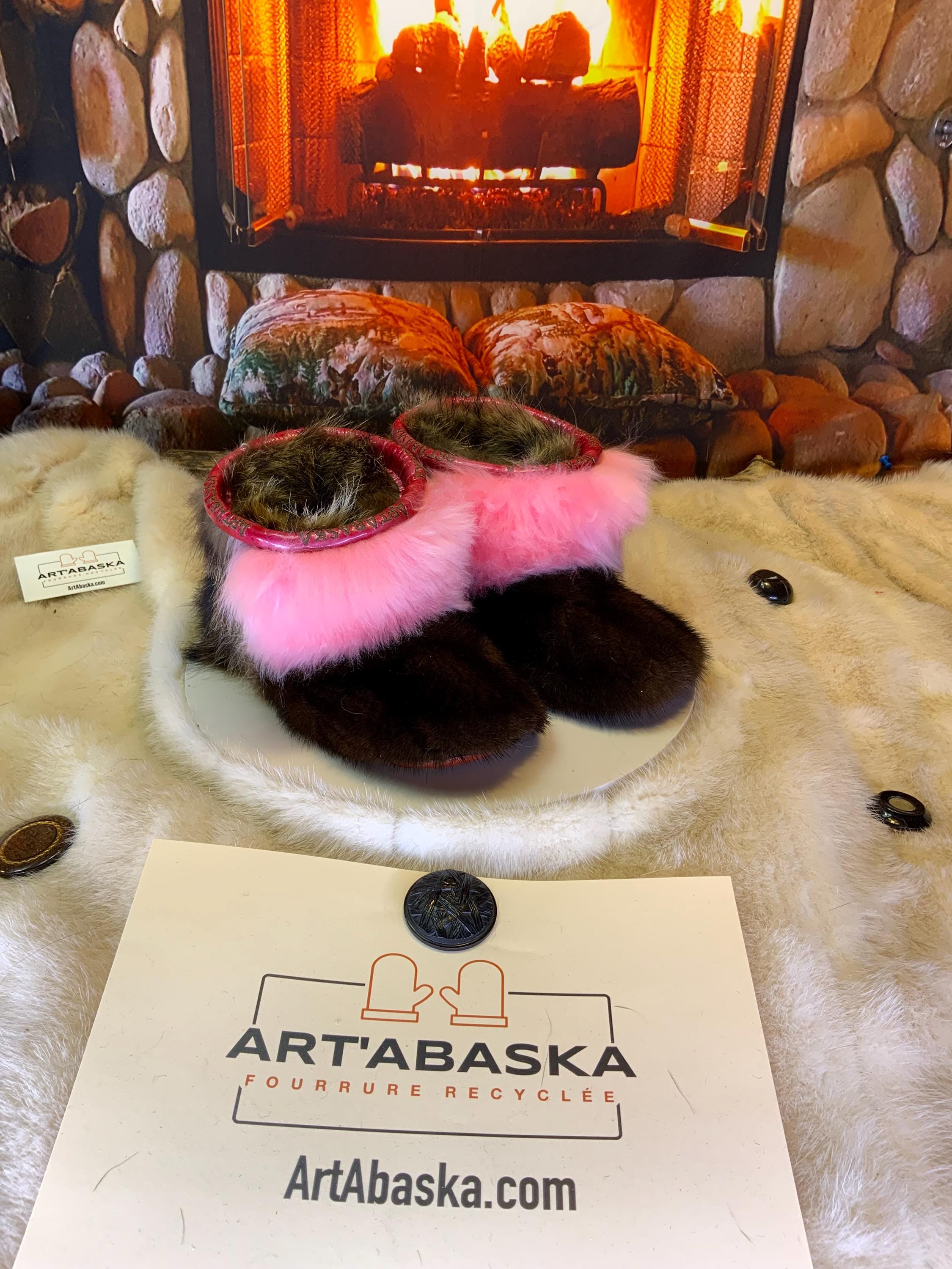 Mocassins d’intérieur Colombe – 5 femme – édition toute fourrure en vison, mouton rose & raton recyclés, semelle brun orangé brûlé brodée ArtAbaska rose et mauve ✨🌸💕