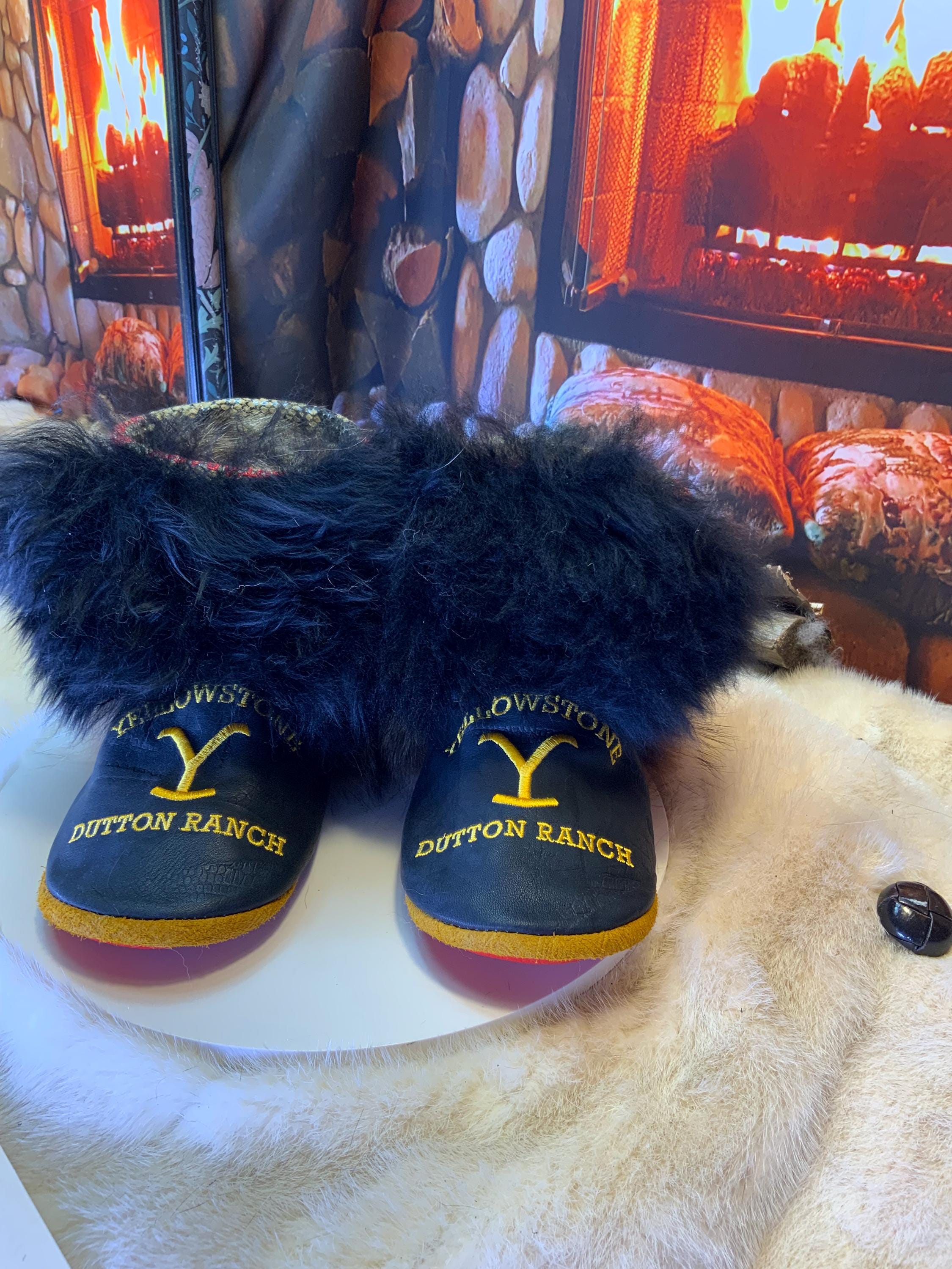 Mocassins d’intérieur Marceline – 8 femme – cuir italien noir brodé logo Yellowstone & touffe de mouton noire, faits à la main au Québec, pièce unique Art’Abaska ✨