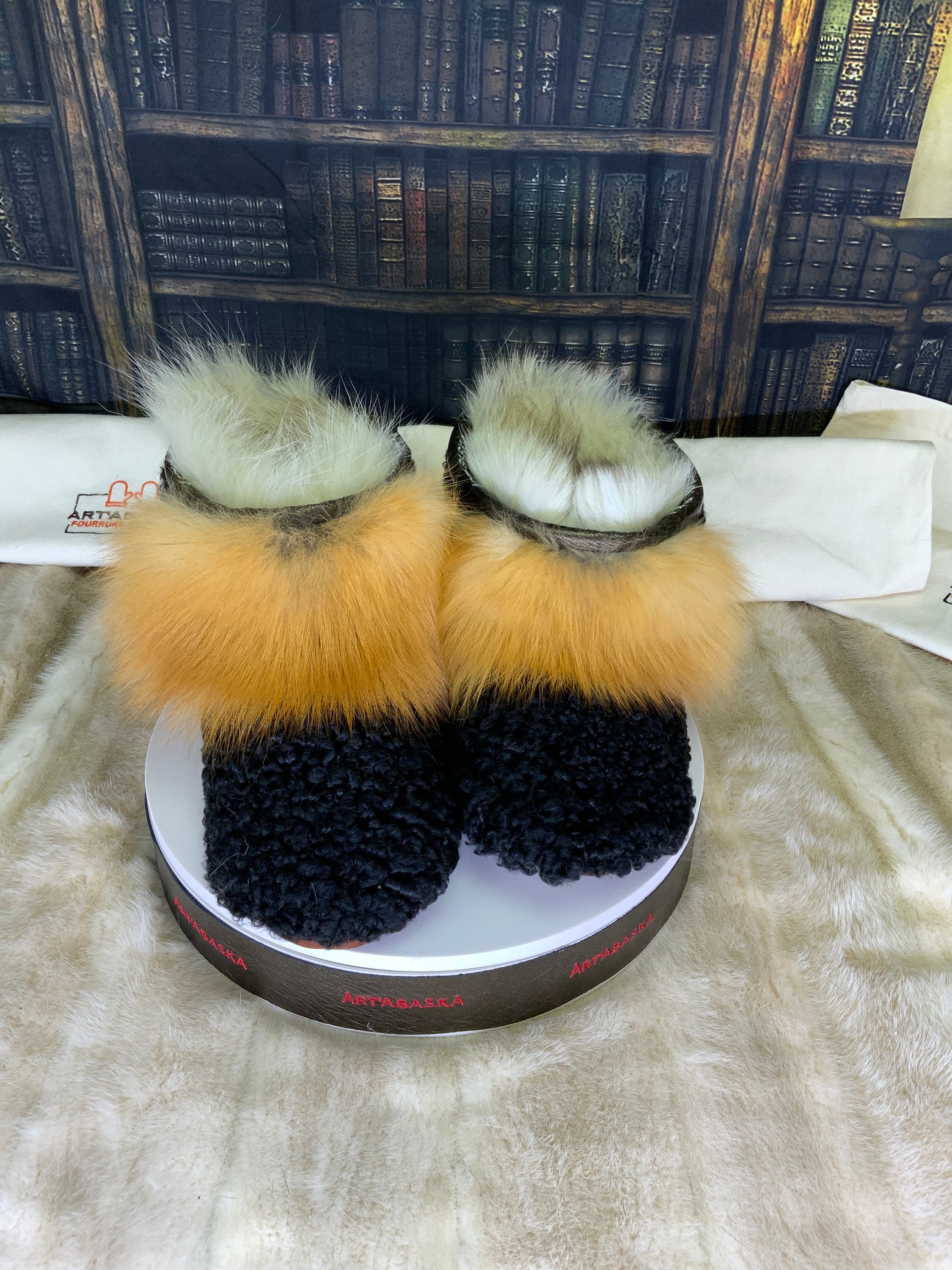 Mocassins d’intérieur Les Nicole – Femme 11 / Homme 9 – fourrure recyclée & cuir neuf – fait à la main au Québec, pièce unique