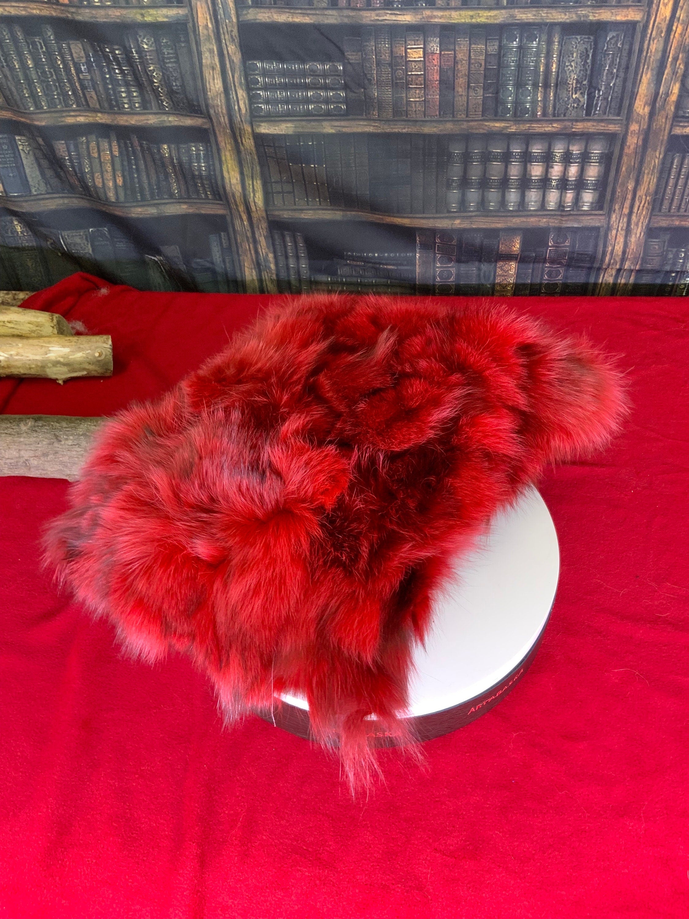 Coussin décoratif en fourrure recyclée en renard cousus en lanières rouge