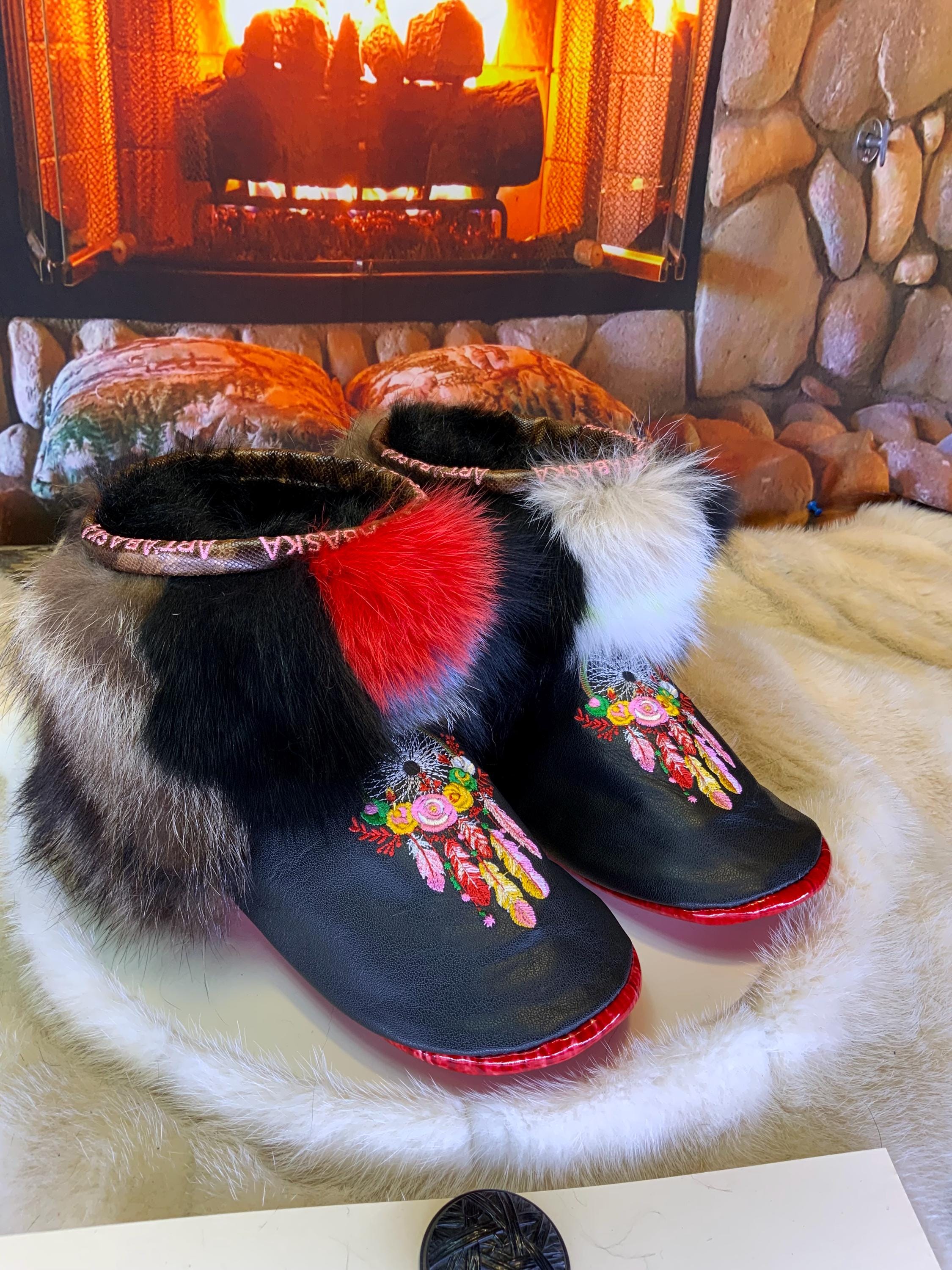Mocassins d’intérieur Lucie 8 femme, cuir italien noir brodé capteur de rêve multicolore, fourrure recyclée patchwork, faits à la main au Québec ✨🌈🖤