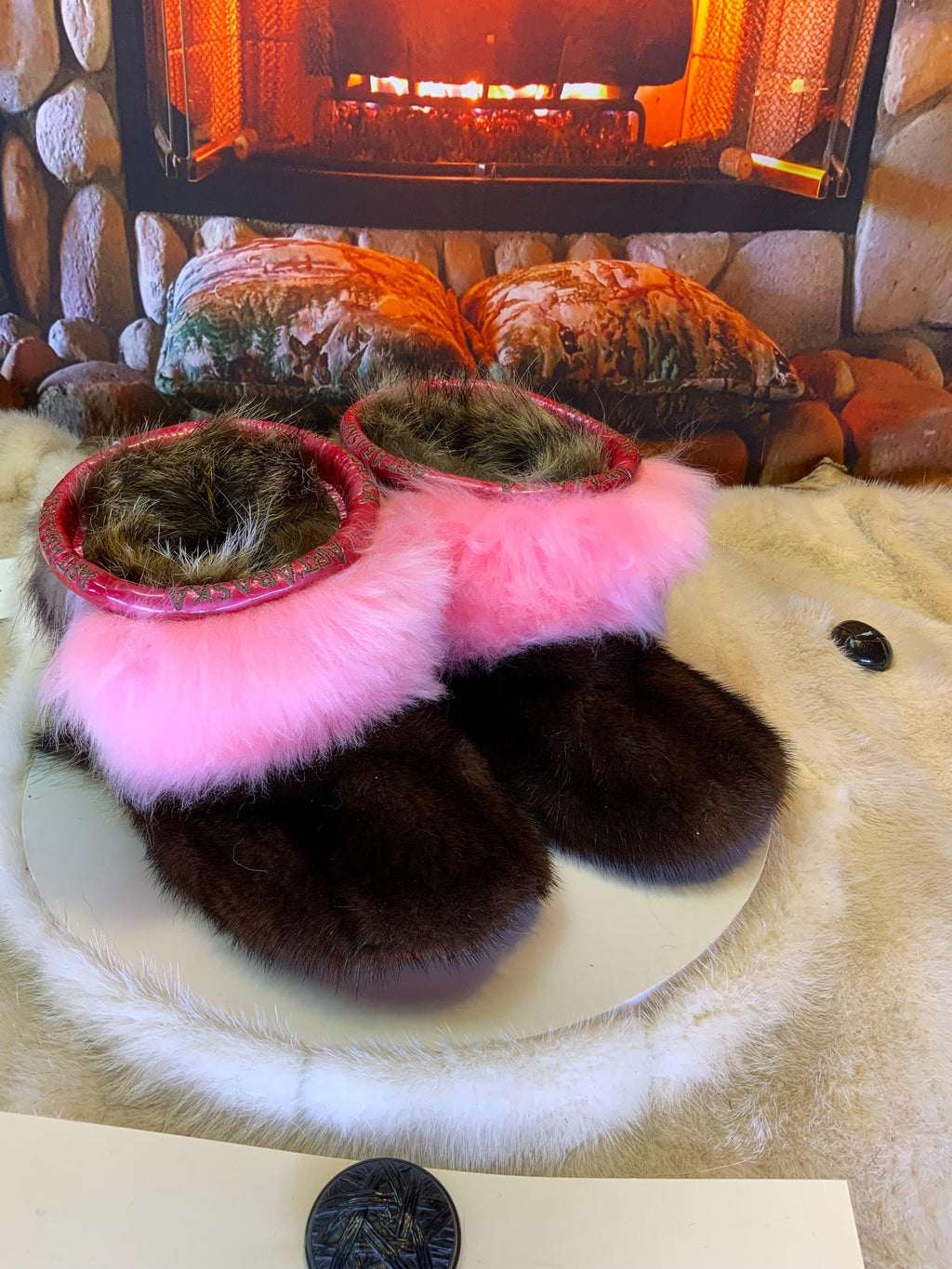 Mocassins d’intérieur Colombe – 5 femme – édition toute fourrure en vison, mouton rose & raton recyclés, semelle brun orangé brûlé brodée ArtAbaska rose et mauve ✨🌸💕