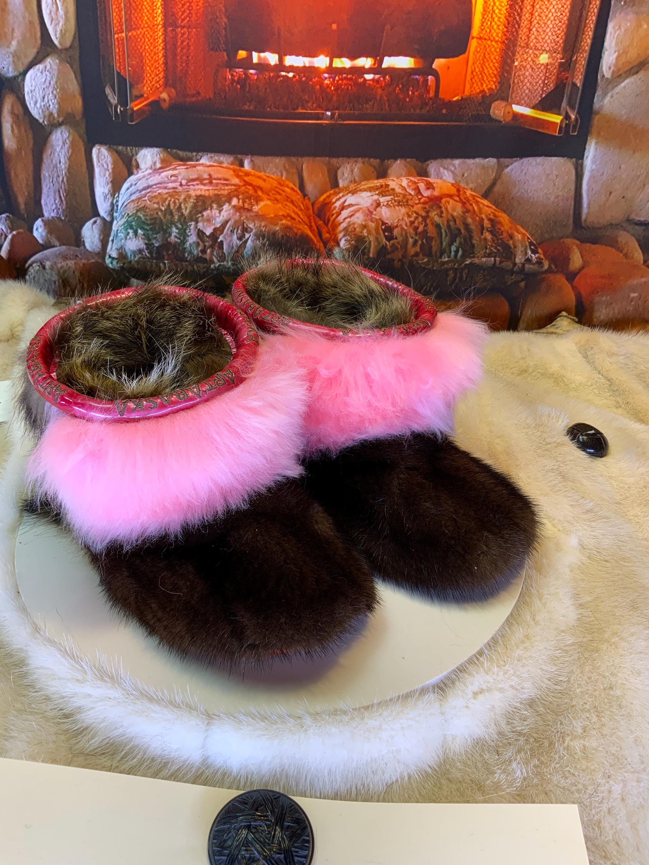 Mocassins d’intérieur Colombe – 5 femme – édition toute fourrure en vison, mouton rose & raton recyclés, semelle brun orangé brûlé brodée ArtAbaska rose et mauve ✨🌸💕