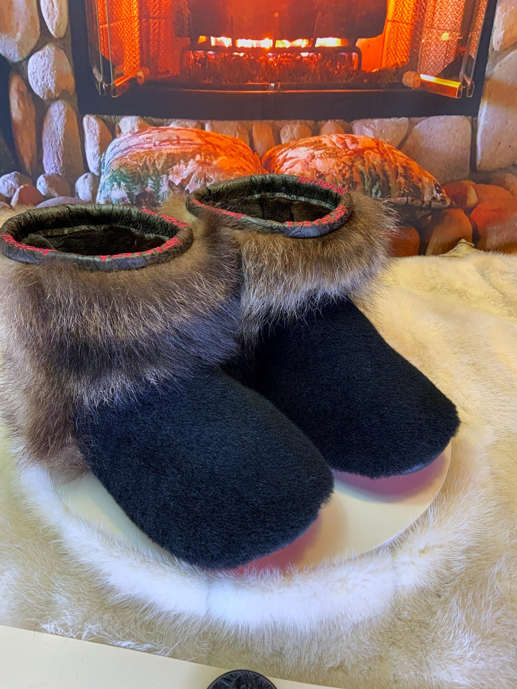 Mocassins d’intérieur Claudette – 8 femme – édition toute fourrure en mouton noir & raton recyclés, semelle rouge, pièce unique faite à la main au Québec ✨🖤❤️