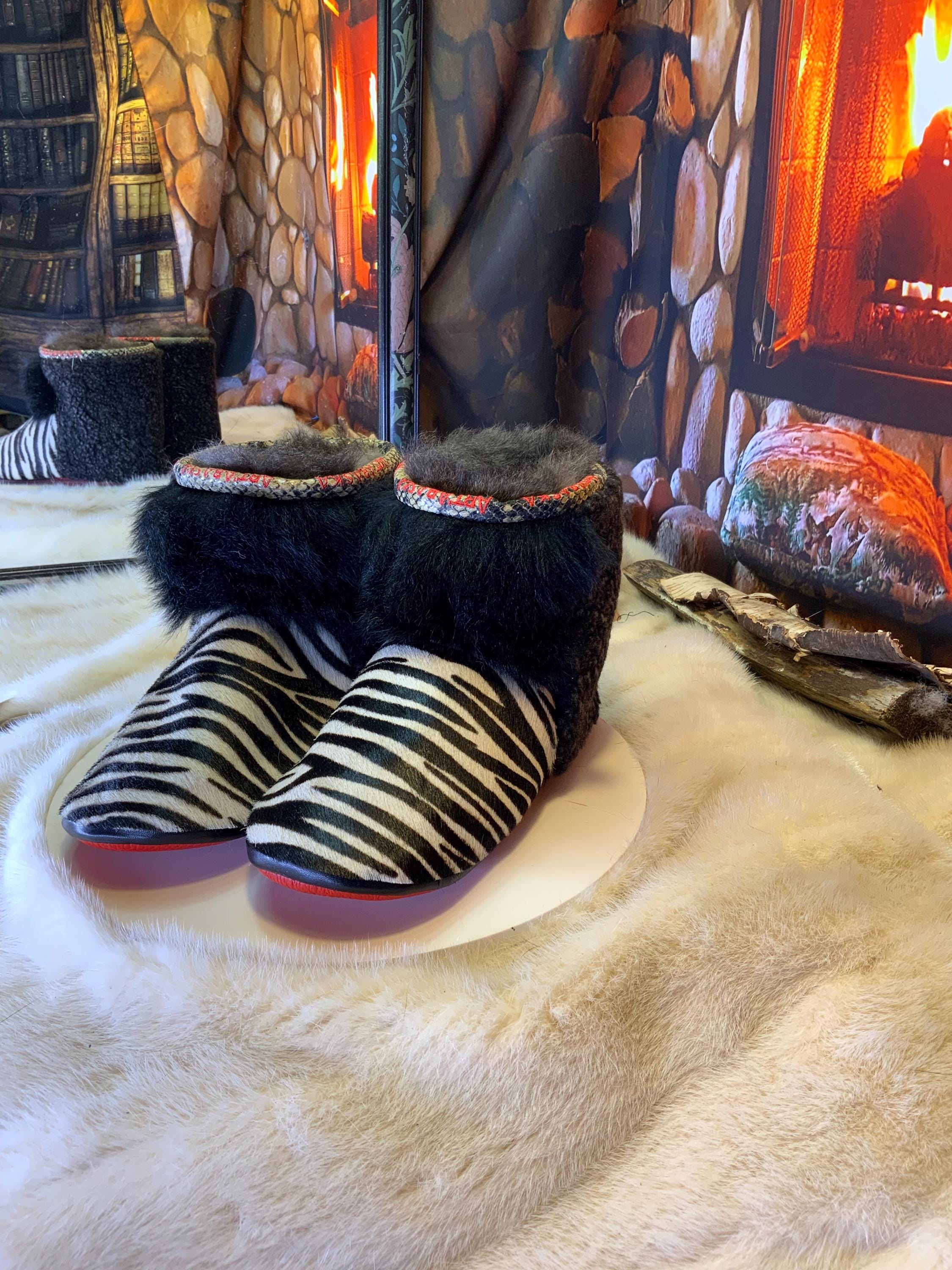 Mocassins d’intérieur Rita 6 femme, cuir recyclé imprimé zèbre, mouton noir et blanc, faits à la main au Québec 🦓✨