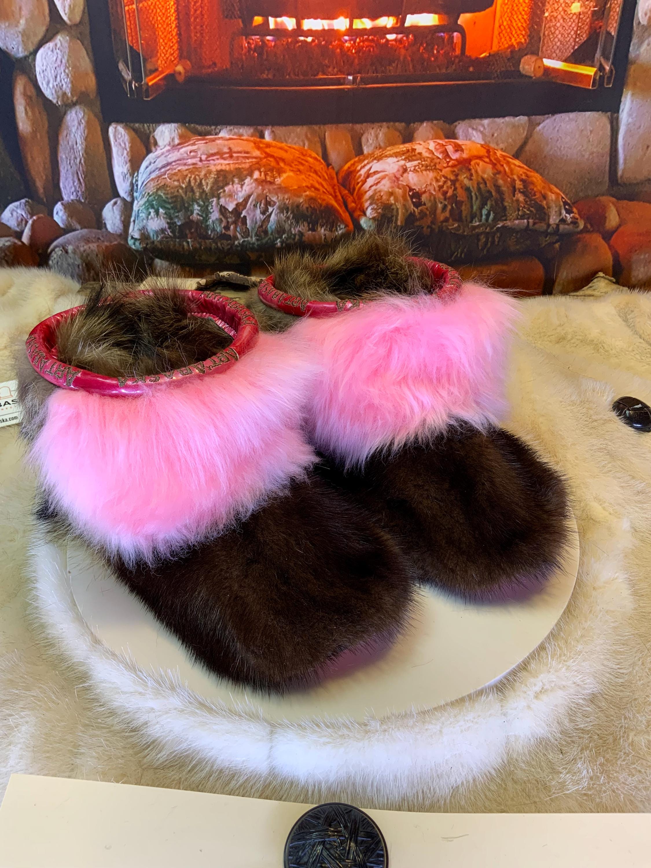 Mocassins d’intérieur Aline – 5 femme – semelle rouge brodée blanc ArtAbaska, édition toute fourrure unique avec touche féminine rose ✨💗❤️