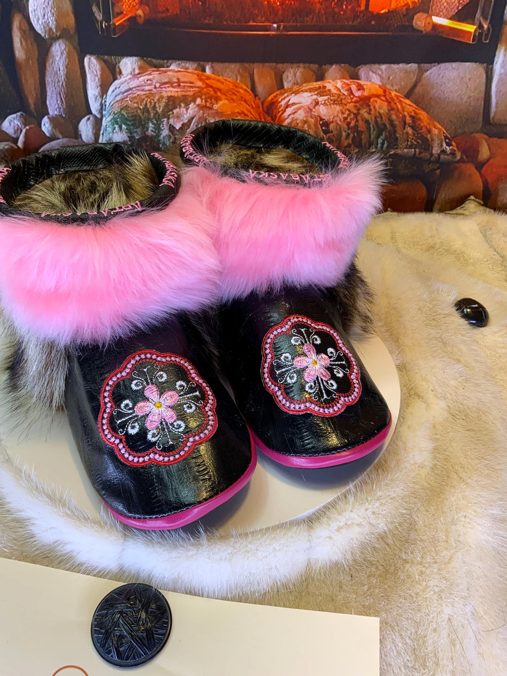 Mocassins d’intérieur Aline pour femme 8 en cuir d’anguille noir brodé mandala rose, mouton naturel rose vif et raton brun naturel recyclé – faits à la main au Québec, respirants, confort de luxe, pièce unique Art’Abaska 💕✨