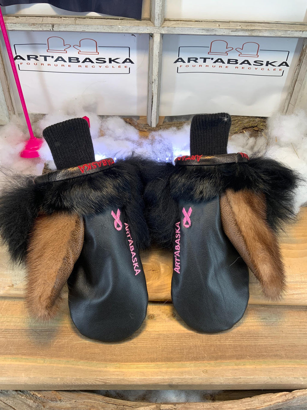 Mitaines de ville Henriette faites à la main au Québec en fourrure recyclée avec broderie Capteur de Rêve artistique grandeur Medium