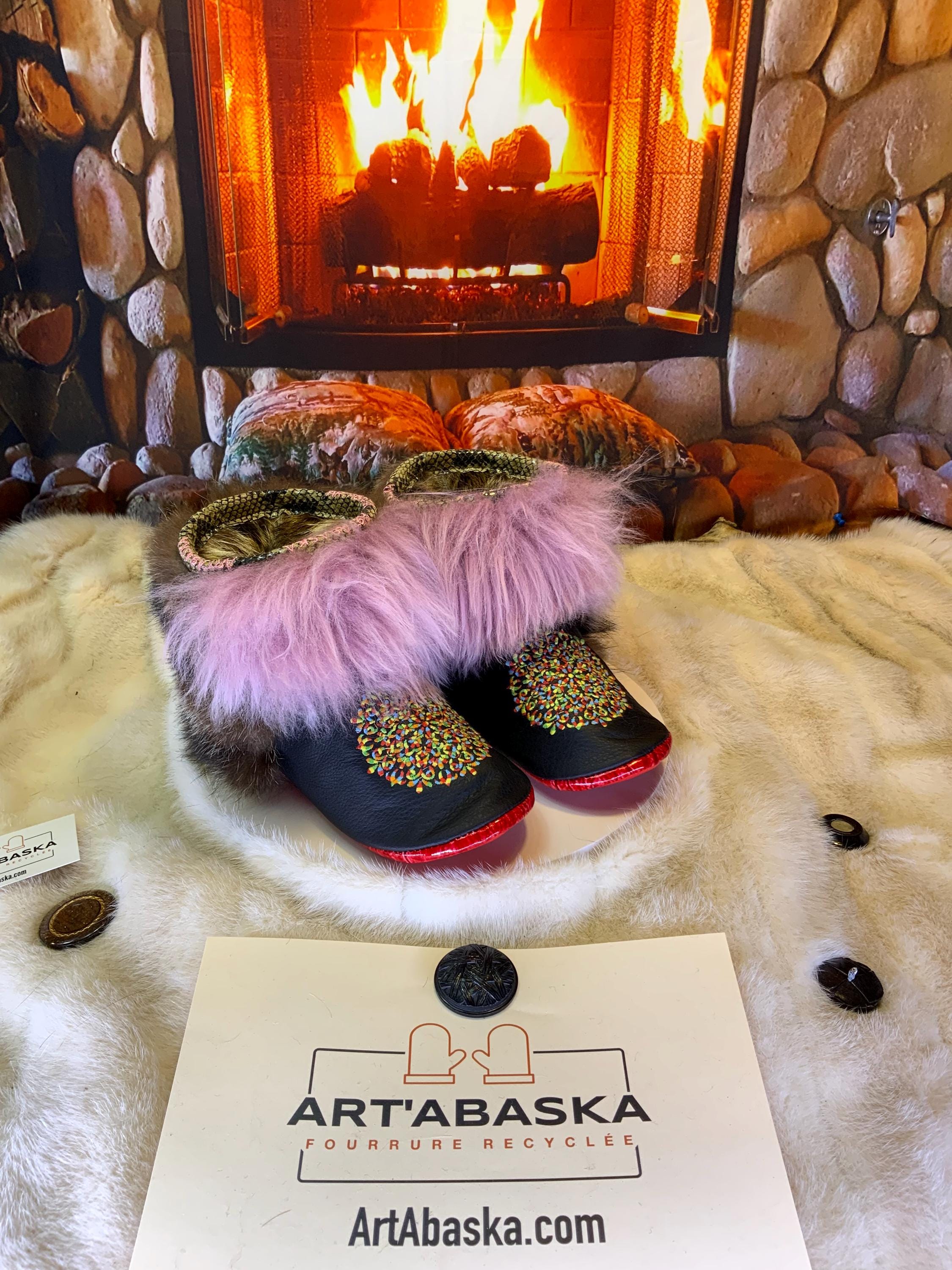 Mocassins d’intérieur Lynda – 8 femme – cuir italien noir brodé mandala multicolore, fourrures recyclées & semelle rouge, faits à la main au Québec ✨🌈❤️