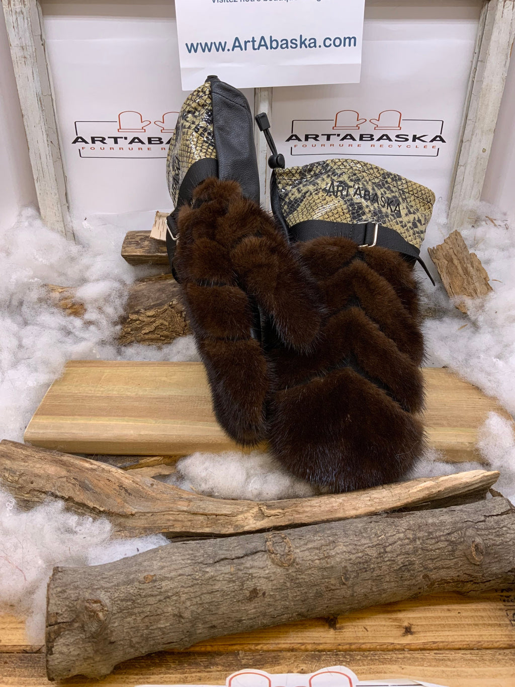 Mitaines Alice Large vison brun chevrons cuir noir et serpent recyclé broderie ArtAbaska fait main Québec pièce unique artisanale