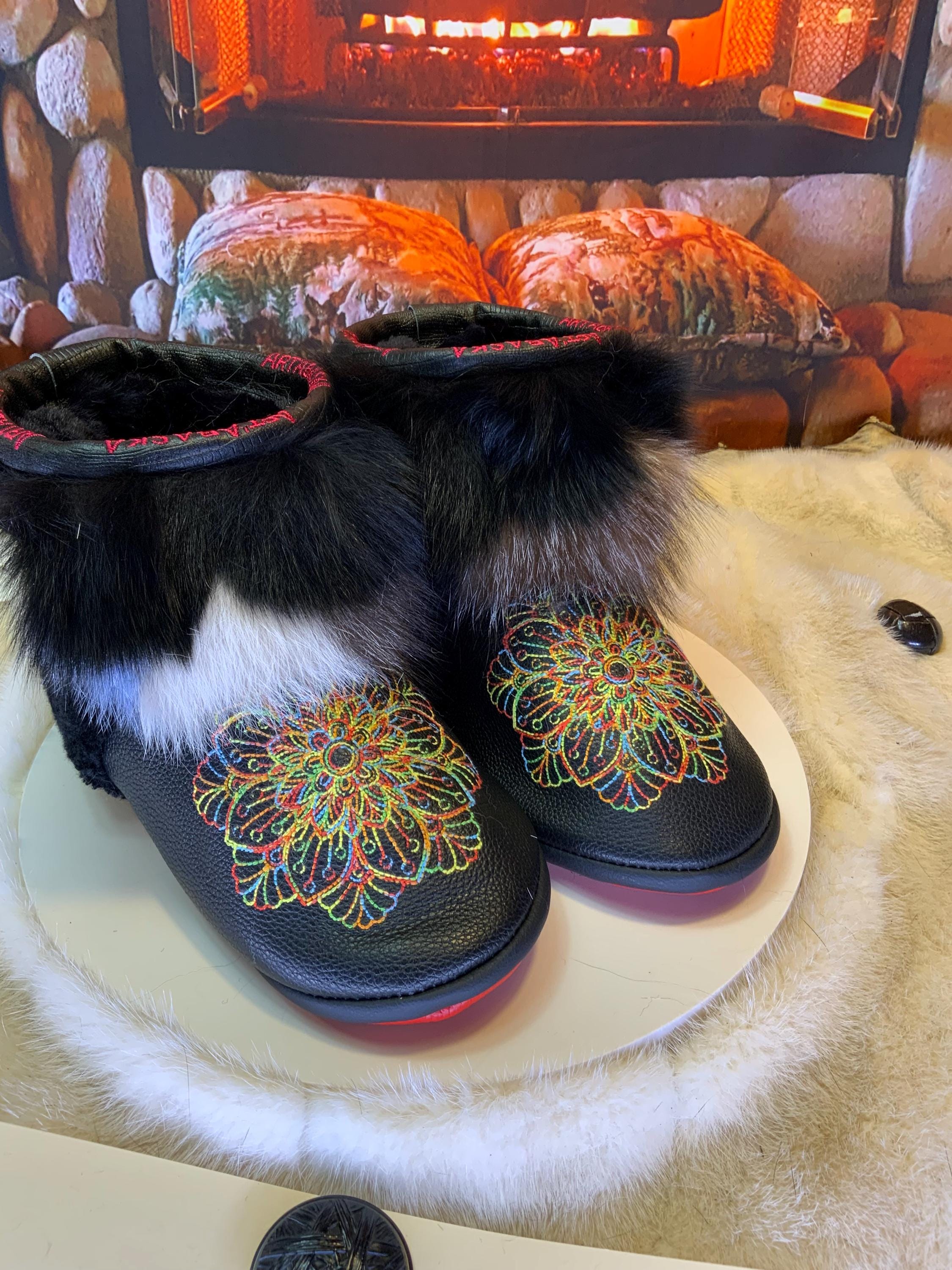 Mocassins d’intérieur Judith – 7 femme – cuir italien noir brodé mandala coloré & patchwork de renards recyclés, pièce unique du Québec 🎨✨