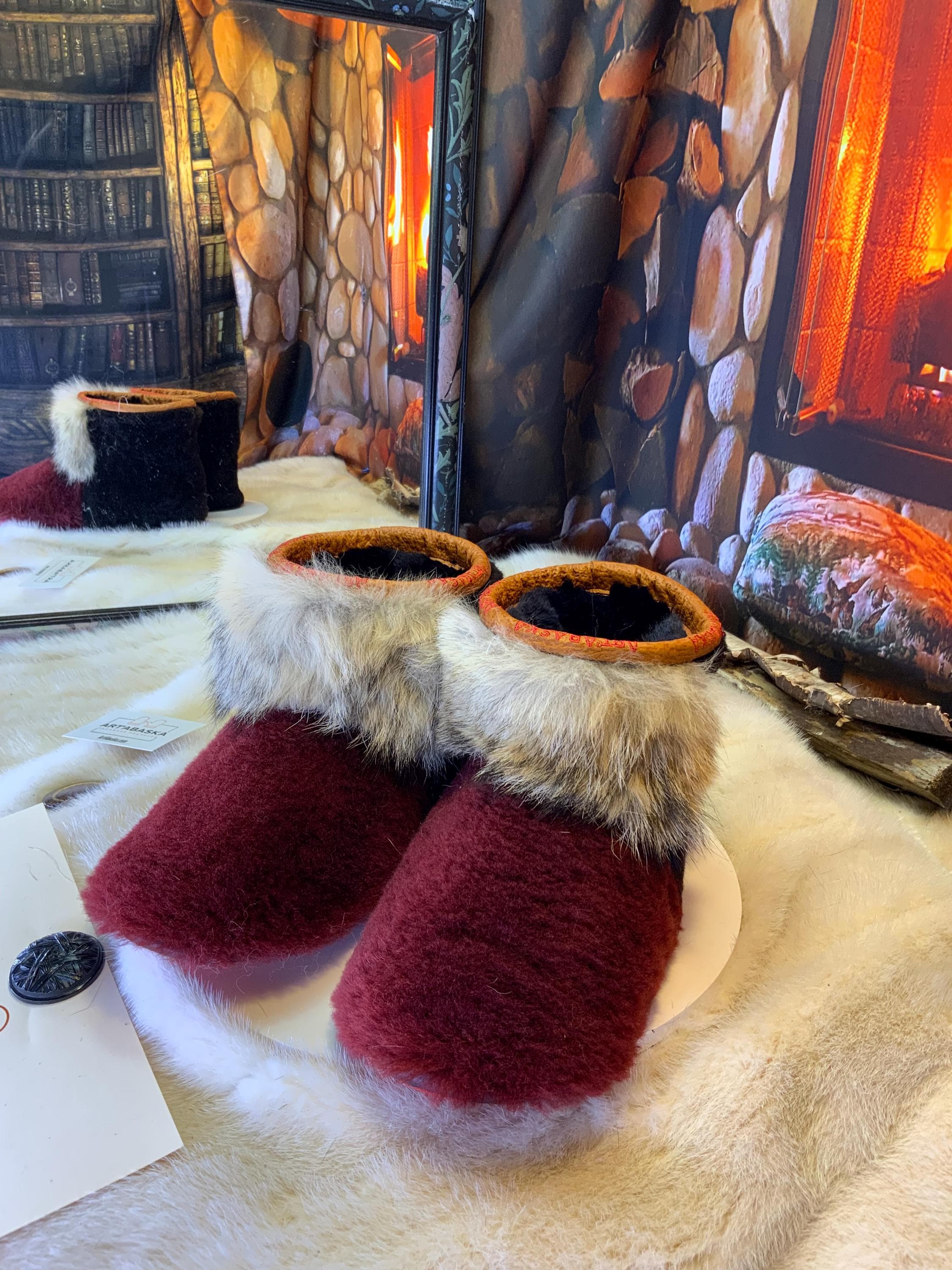 Mocassins d’intérieur Mariette – 8 femme – édition tout en fourrure recyclée en mouton bourgogne, coyote & mouton café, semelle rouge, faits à la main au Québec ✨❤️