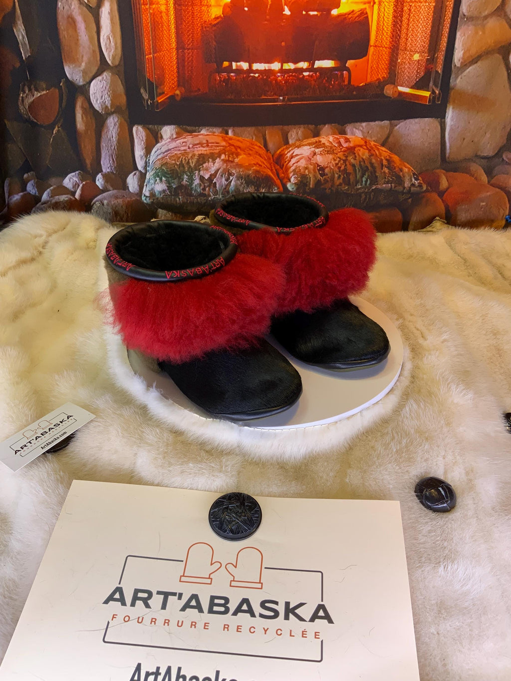 Mocassins d’intérieur Sylvianne 6 femme, peau de vache noire recyclée et mouton rouge, faits à la main au Québec ❤️✨