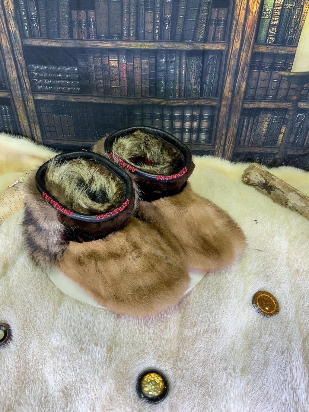 Mocassin d’intérieur Les Mariette – pointure 10 homme – fait à la main au Québec, cuir & fourrure recyclés, pièce unique artisanale