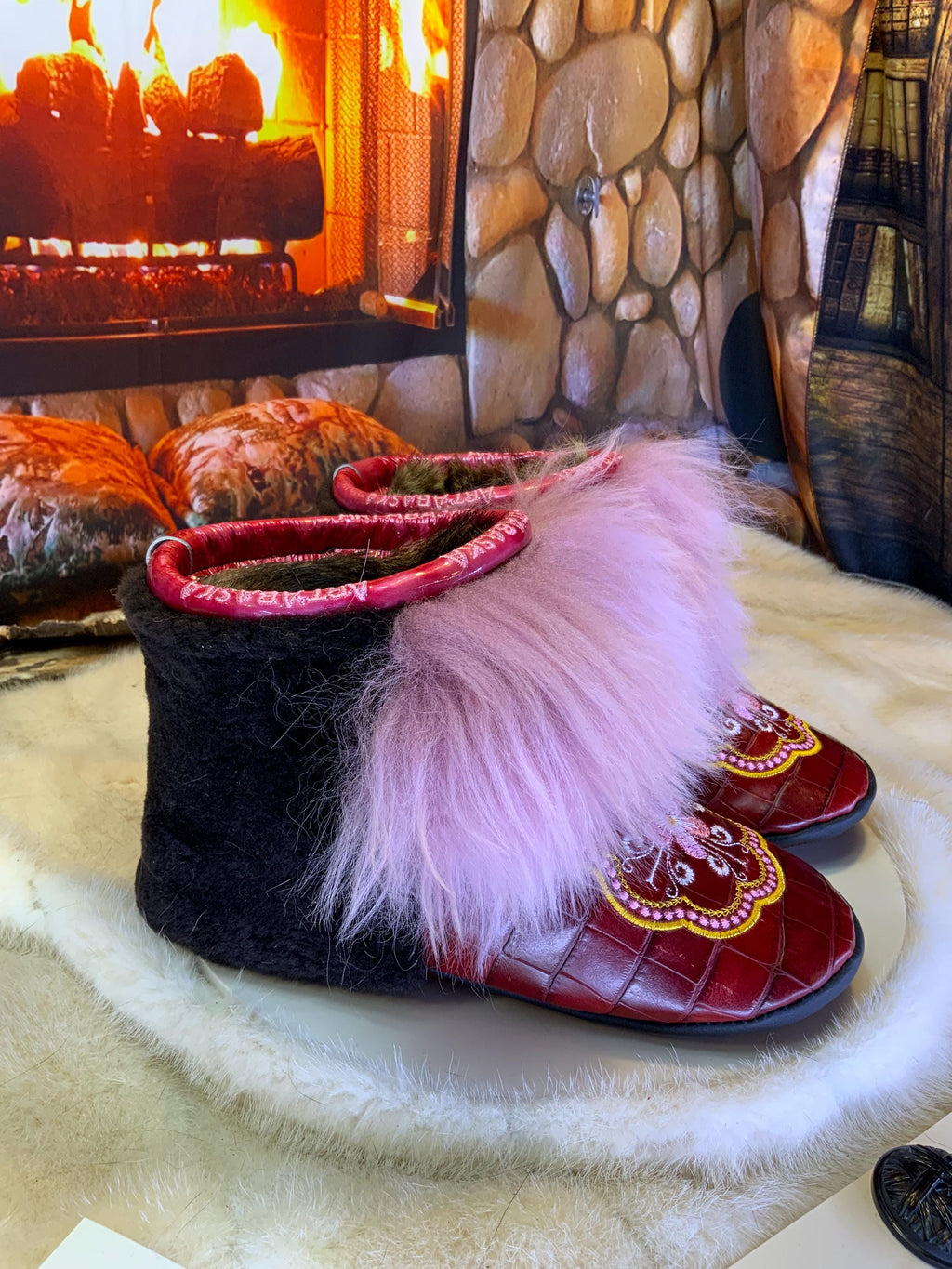 Mocassins d’intérieur Ursula – 7 femme – cuir crocodile bourgogne brodé mandala rose-or, fourrure recyclée & semelle brune, pièce unique faite à la main au Québec ✨🌸