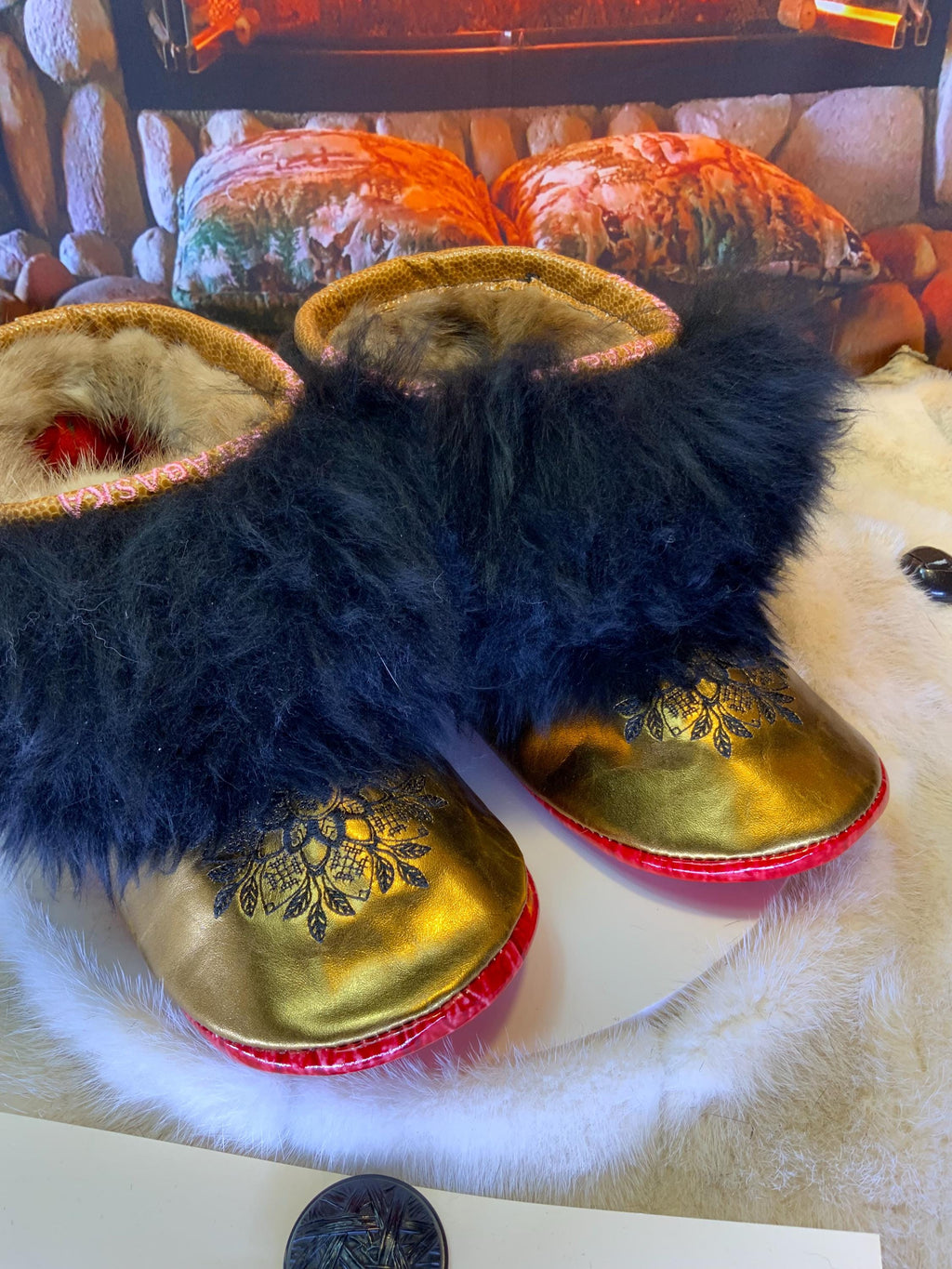 Mocassins d’intérieur Les Dorianne – 10 femme – cuir or brillant brodé mandala noir & mouton recyclé – fait à la main au Québec