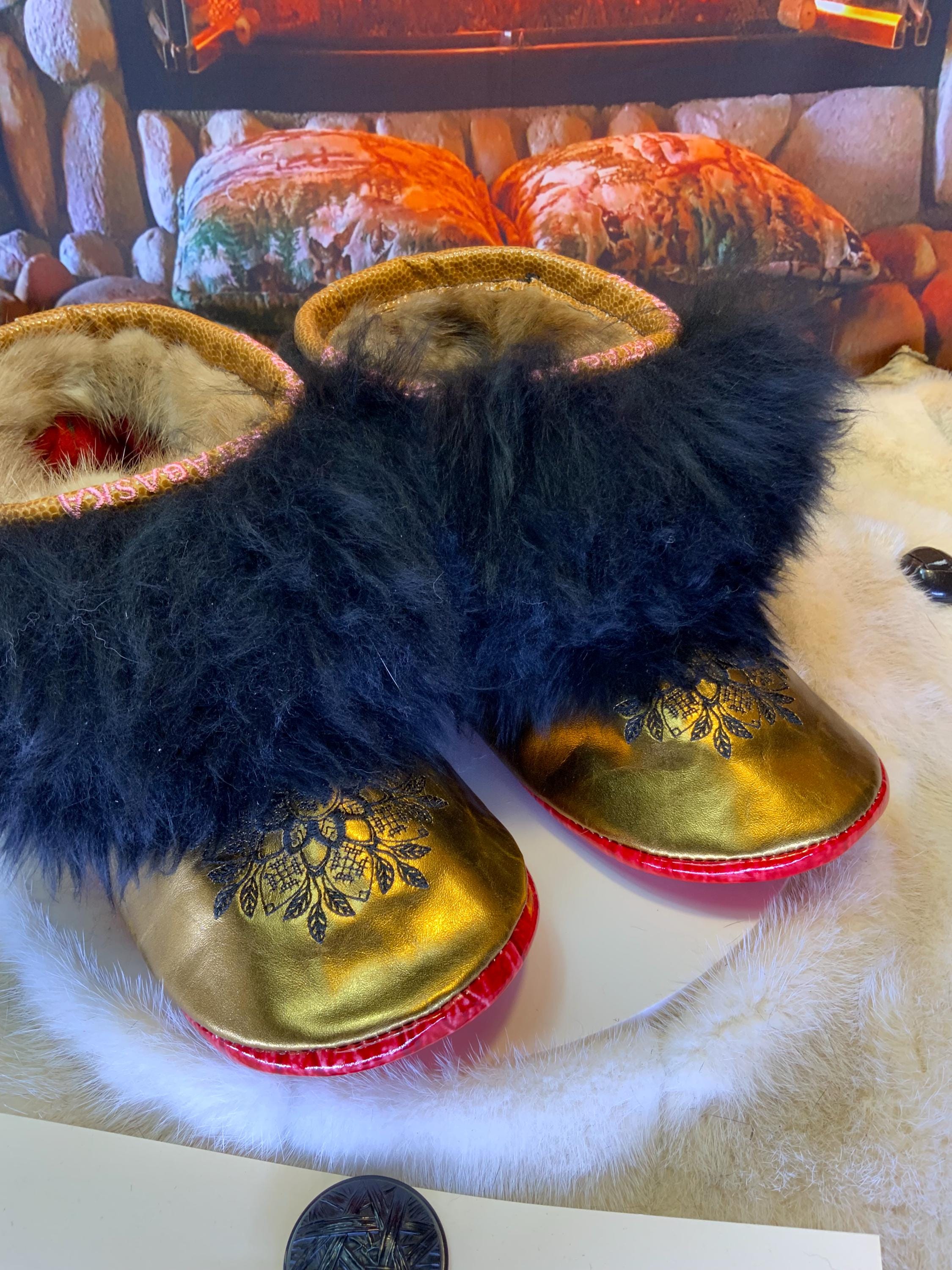 Mocassins d’intérieur Les Dorianne – 10 femme – cuir or brillant brodé mandala noir & mouton recyclé – fait à la main au Québec