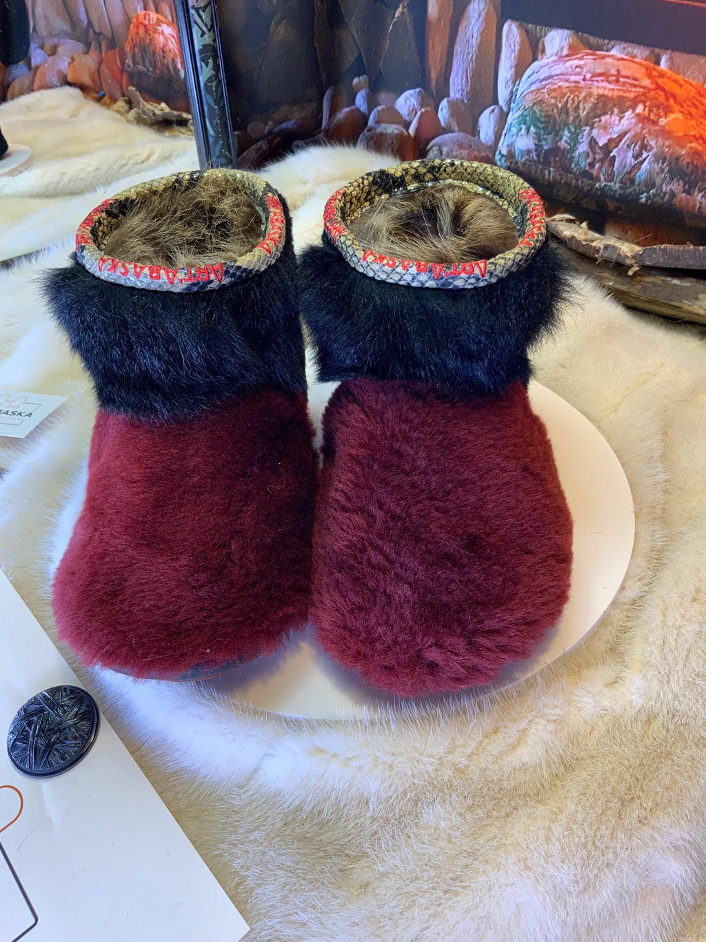 Mocassins d’intérieur Violette – 7 femme – édition toute fourrure en mouton bourgogne, opossum noir & mouton frisé recyclés, semelle brune, faits à la main au Québec ✨🌸
