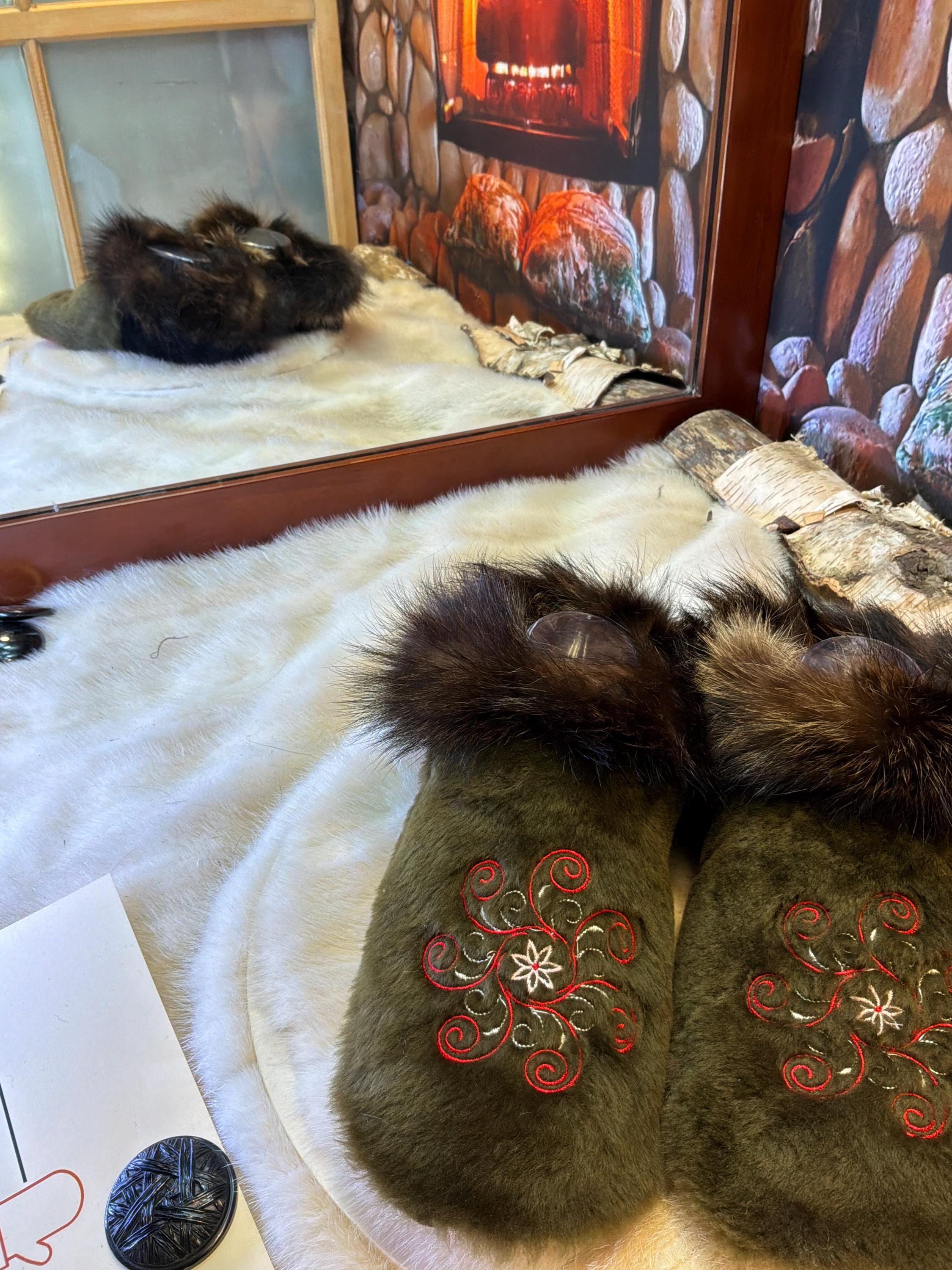 Slipper Blanche pointure 8 femme – Sherling italien & cuir recyclé, pièce unique faite à la main au Québec Édition brodée