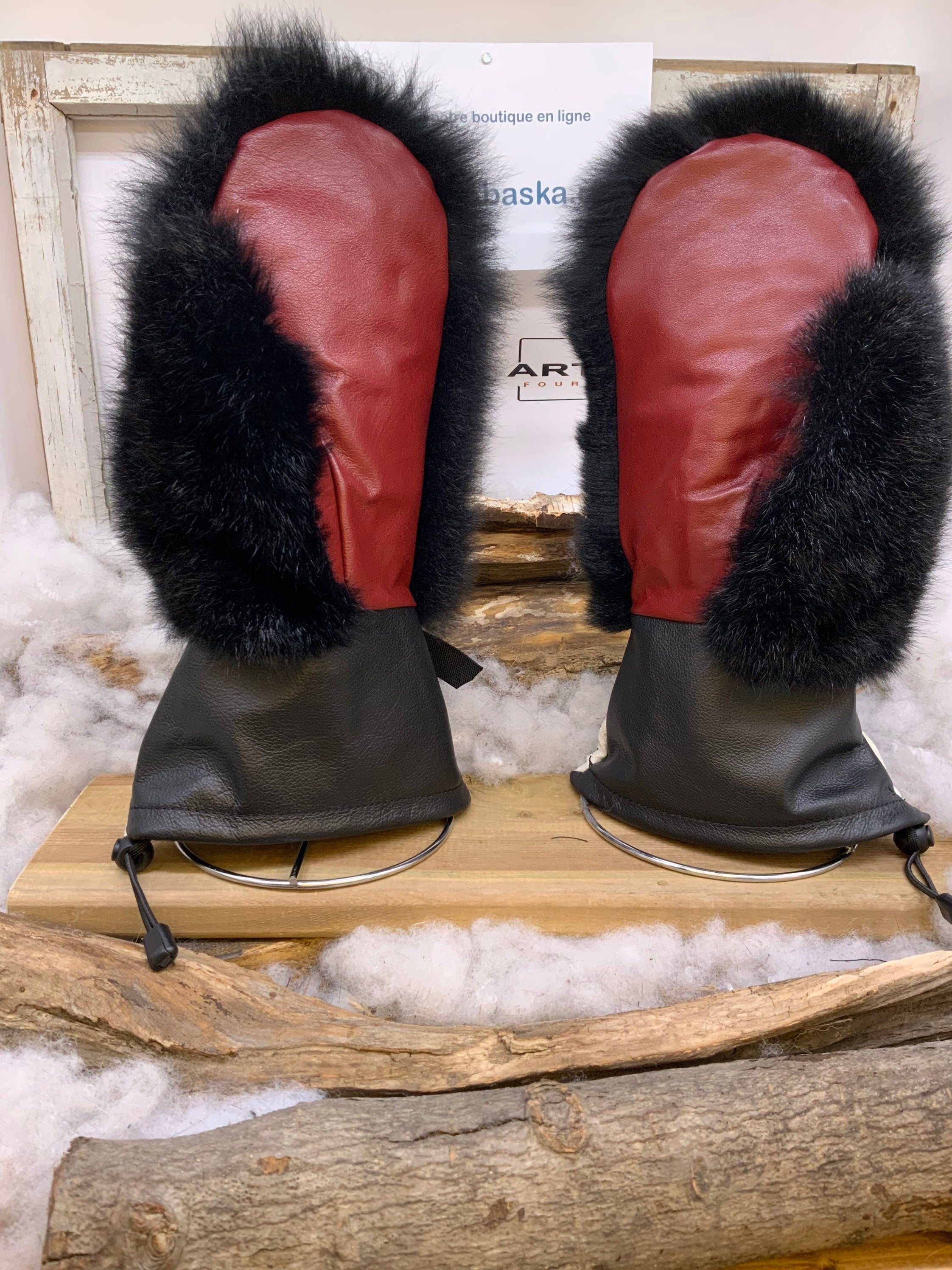 Mitaines Anna Large opossum noir cuir crème embossé serpent bourgogne recyclé broderie rouge ArtAbaska fait main Québec unique artisanale