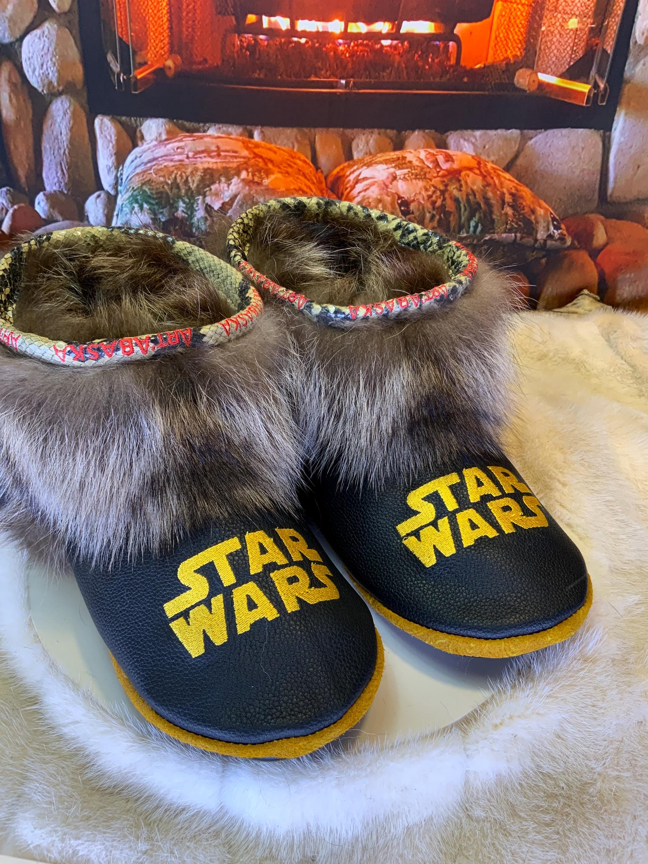 Mocassin d’intérieur homme Les Lizette – pointure 10 – cuir italien brodé Star Wars & raton recyclé – semelle noire or – fait main Québec