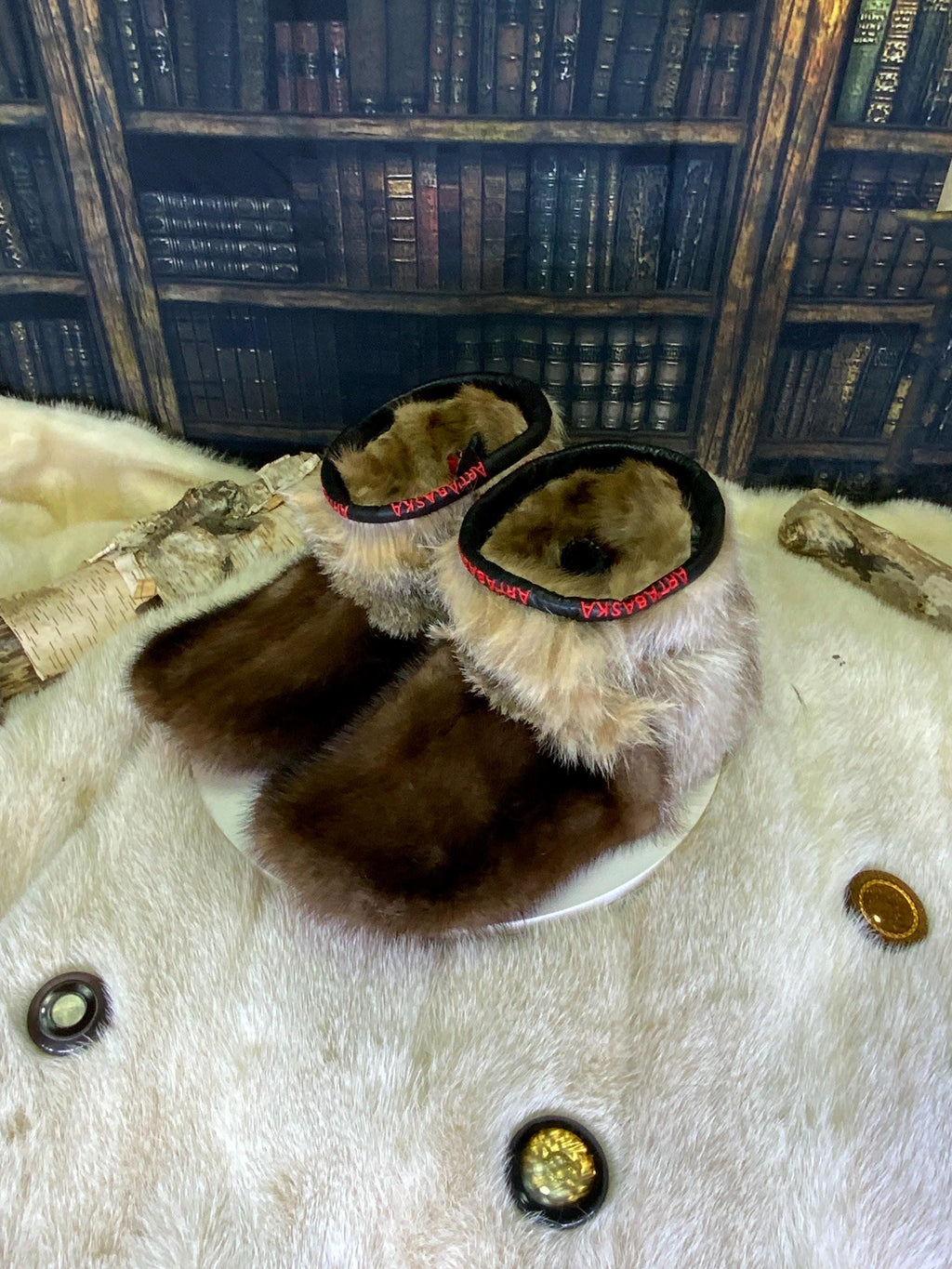 Mocassins d’intérieur Rosa – pointure 10 Femme – vison, raton bleached & coyote recyclés – pièce unique faite à la main au Québec