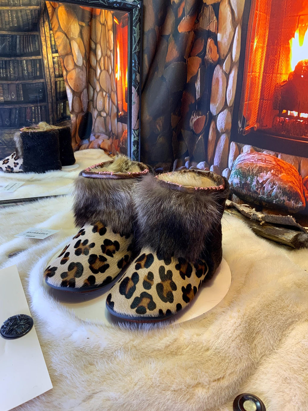 Mocassins d’intérieur Jacqueline 7 femme, cuir léopard, raton recyclé & mouton chocolat, faits à la main au Québec ✨🐆🤎