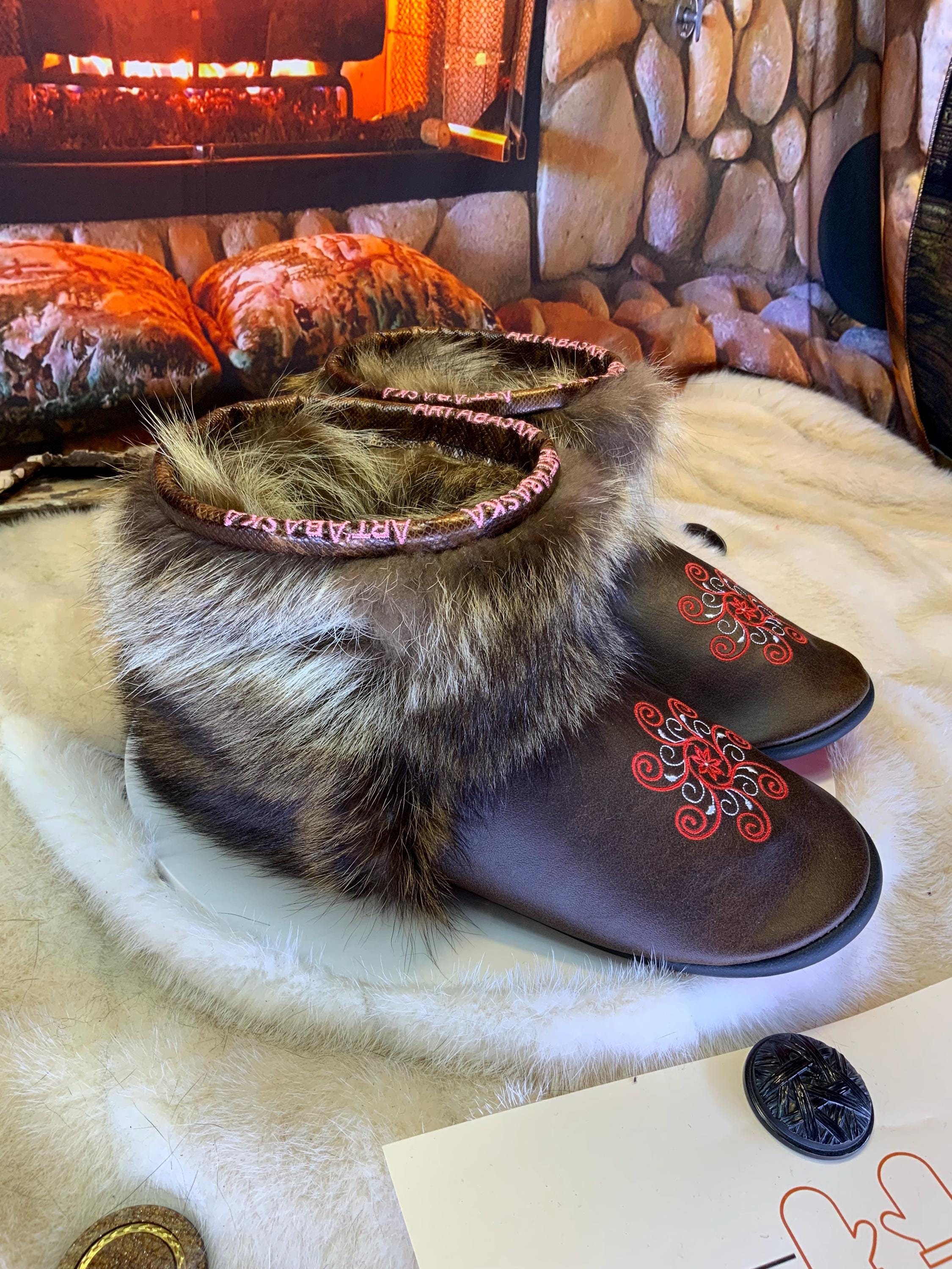 Mocassins d’intérieur Véronique – 9 Femme – cuir italien brun café brodé mandala rouge & blanc – fait à la main au Québec – pièce unique