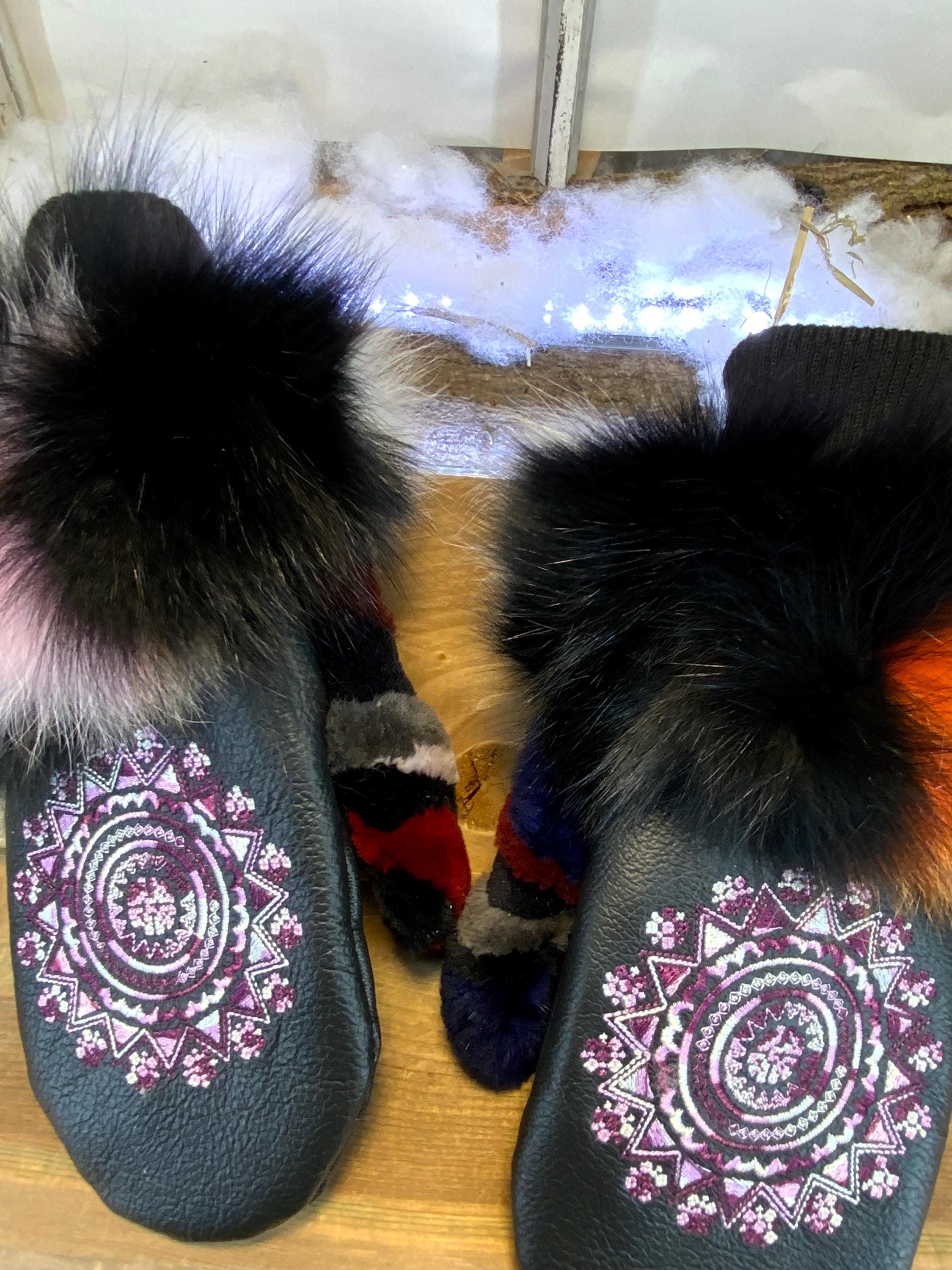 Mitaines de ville Micheline, Medium, en cuir italien brodé et fourrure recyclée en patchwork coloré, pièce unique faite à la main au Québec