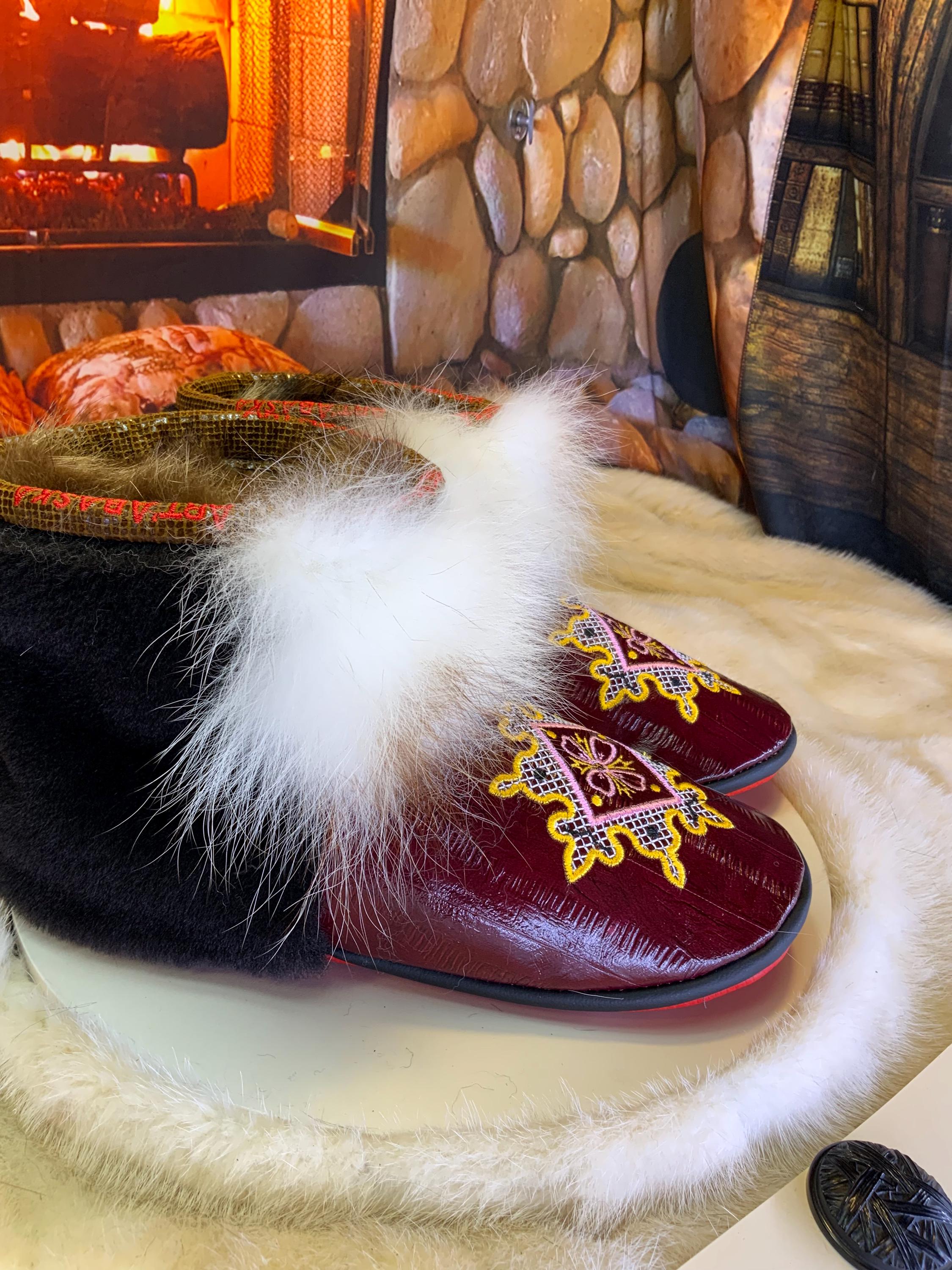 Mocassins d’intérieur Maryse 9 femme, cuir d’anguille bourgogne brodé mandala, renard norvégien recyclé, faits à la main au Québec ✨🌸❤️