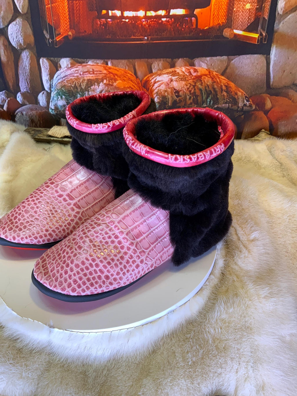 Mocassins d’intérieur Johanne 8 femme, cuir croco rose recyclé et castor rasé recyclé, faits à la main au Québec 💗✨