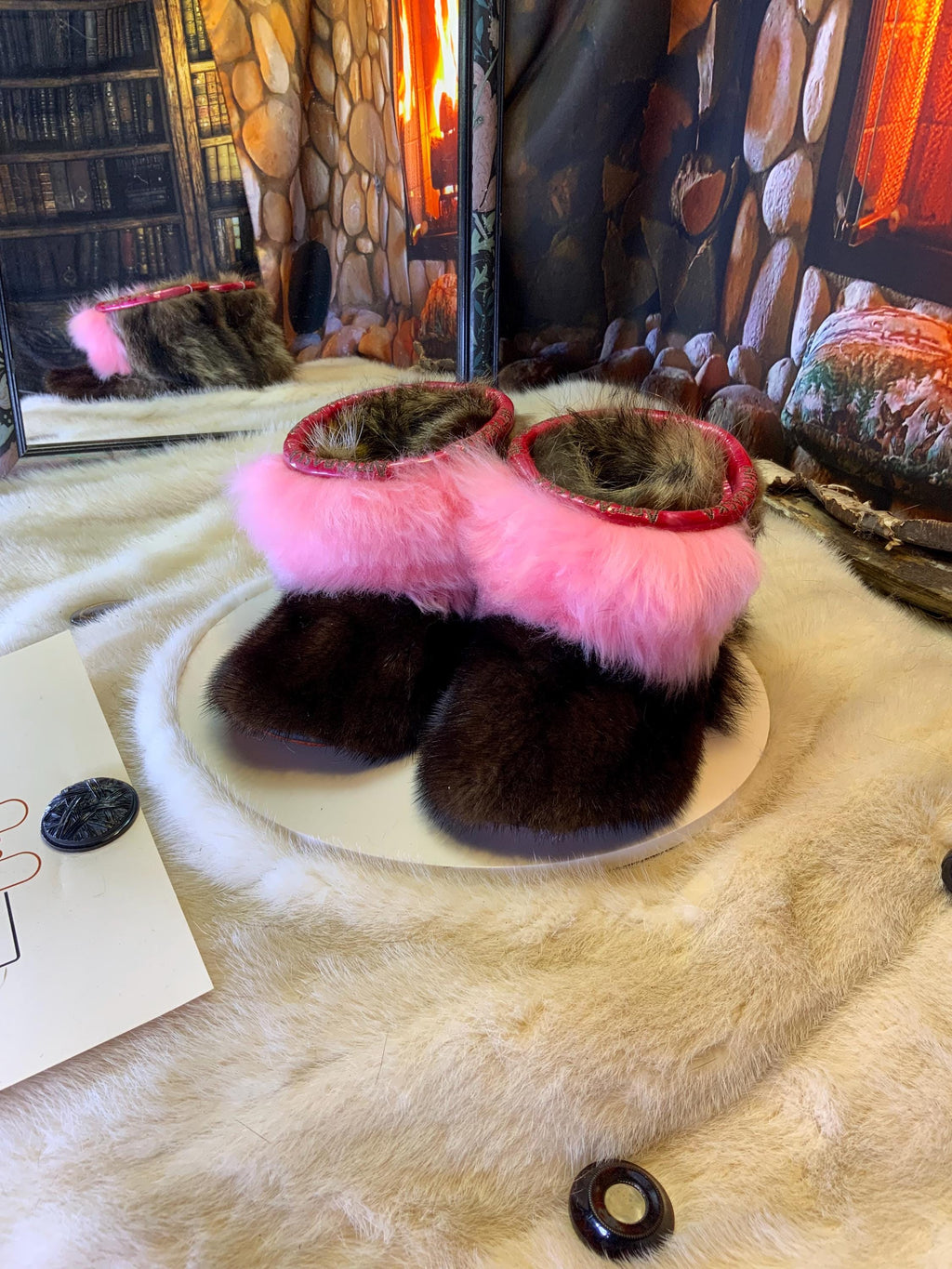 Mocassins d’intérieur Colombe – 5 femme – édition toute fourrure en vison, mouton rose & raton recyclés, semelle brun orangé brûlé brodée ArtAbaska rose et mauve ✨🌸💕