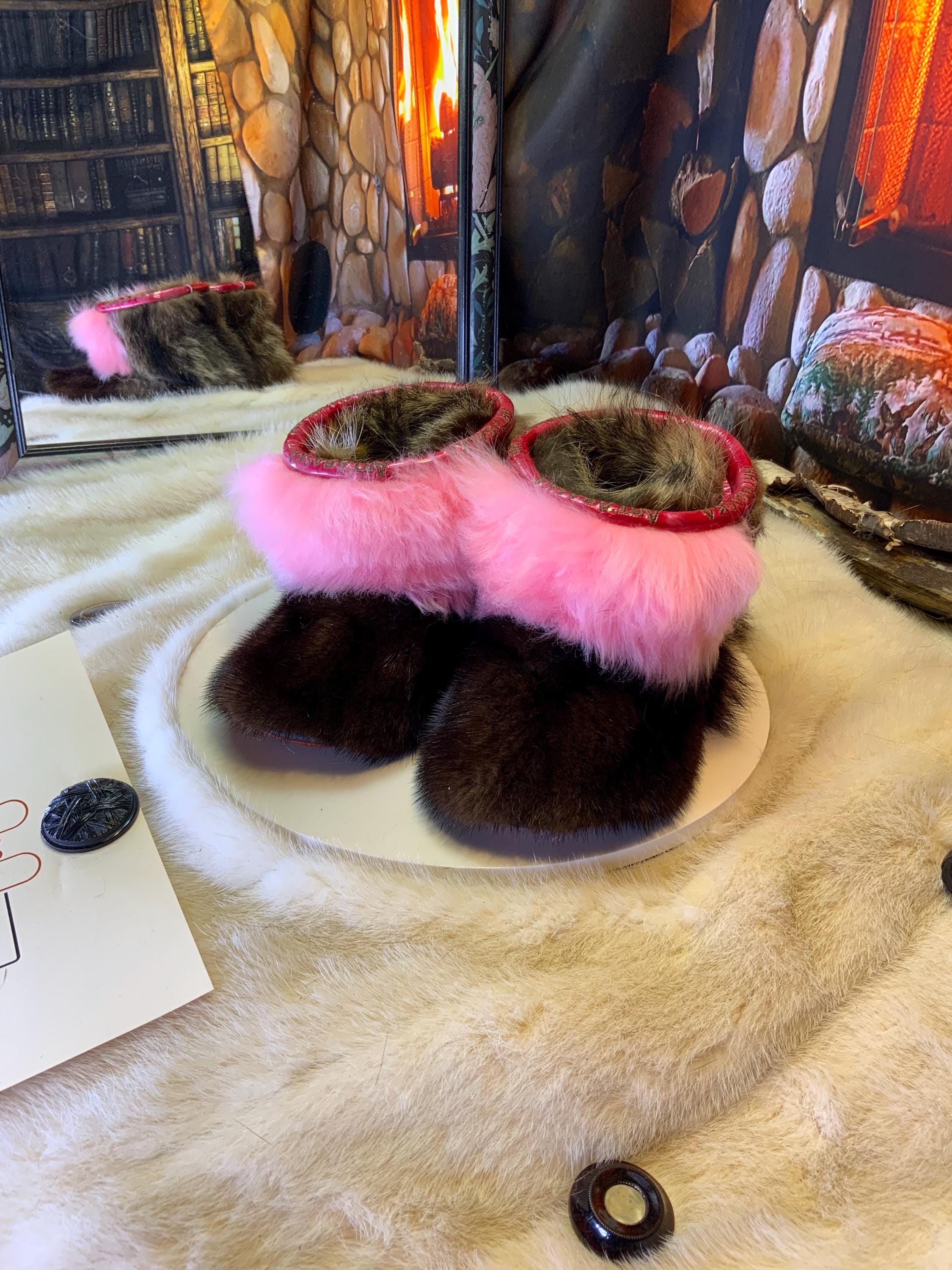 Mocassins d’intérieur Colombe – 5 femme – édition toute fourrure en vison, mouton rose & raton recyclés, semelle brun orangé brûlé brodée ArtAbaska rose et mauve ✨🌸💕