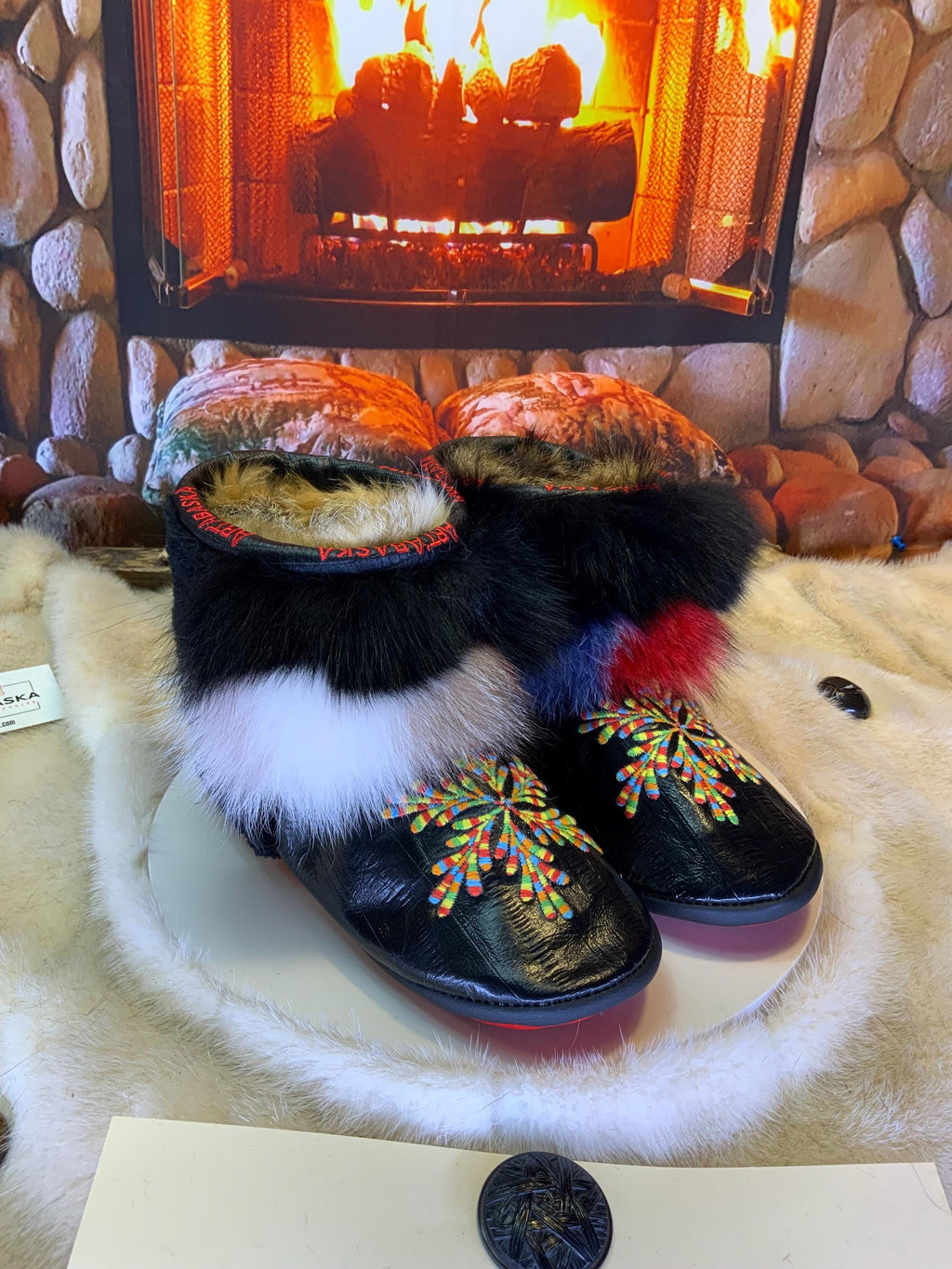 Mocassins d’intérieur Simone – 6 femme – cuir d’anguille brodé mandala coloré & patchwork de renard recyclé, pièce unique du Québec 🎨✨