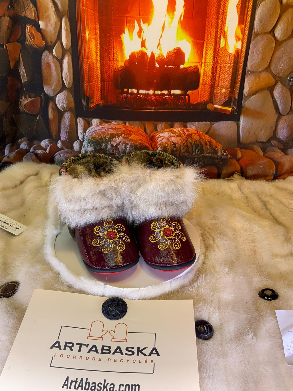 Mocassins d’intérieur Anita 9 femme cuir anguille bourgogne brodé serpent renard norvegien mouton recyclé Québec