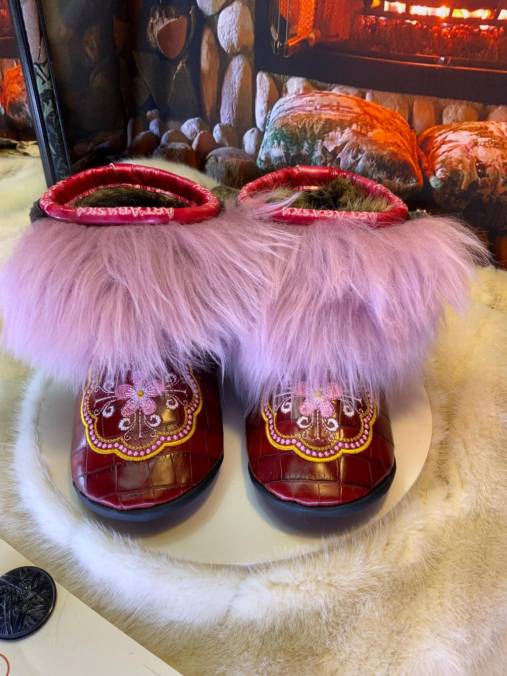 Mocassins d’intérieur Ursula – 7 femme – cuir crocodile bourgogne brodé mandala rose-or, fourrure recyclée & semelle brune, pièce unique faite à la main au Québec ✨🌸