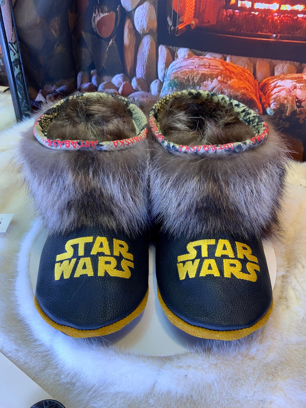Mocassin d’intérieur homme Les Lizette – pointure 10 – cuir italien brodé Star Wars & raton recyclé – semelle noire or – fait main Québec