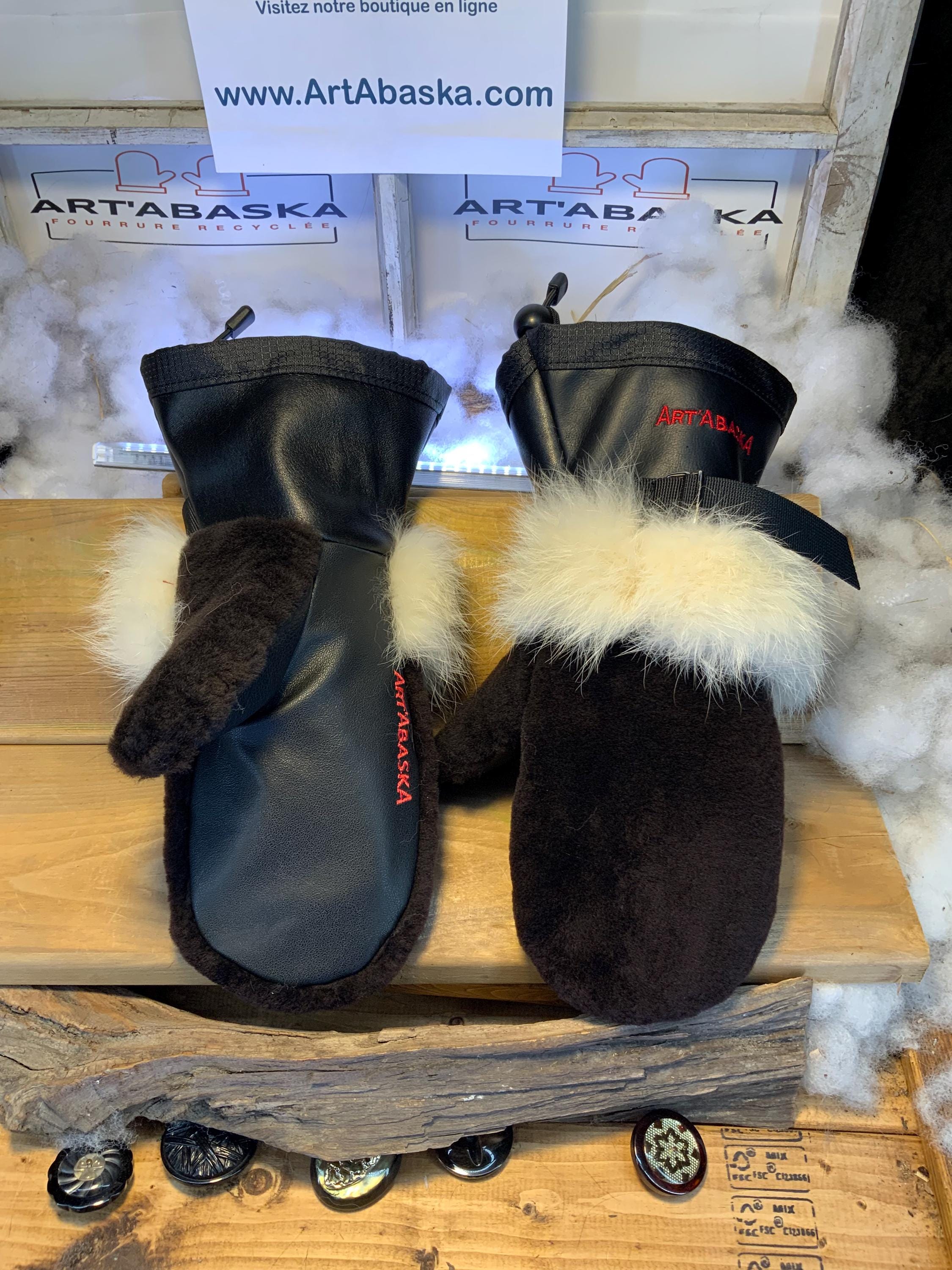 Mitaines Les Fabienne – Medium, mouton rasé brun café, renard norvégien blanc, cuir italien noir, fait à la main au Québec