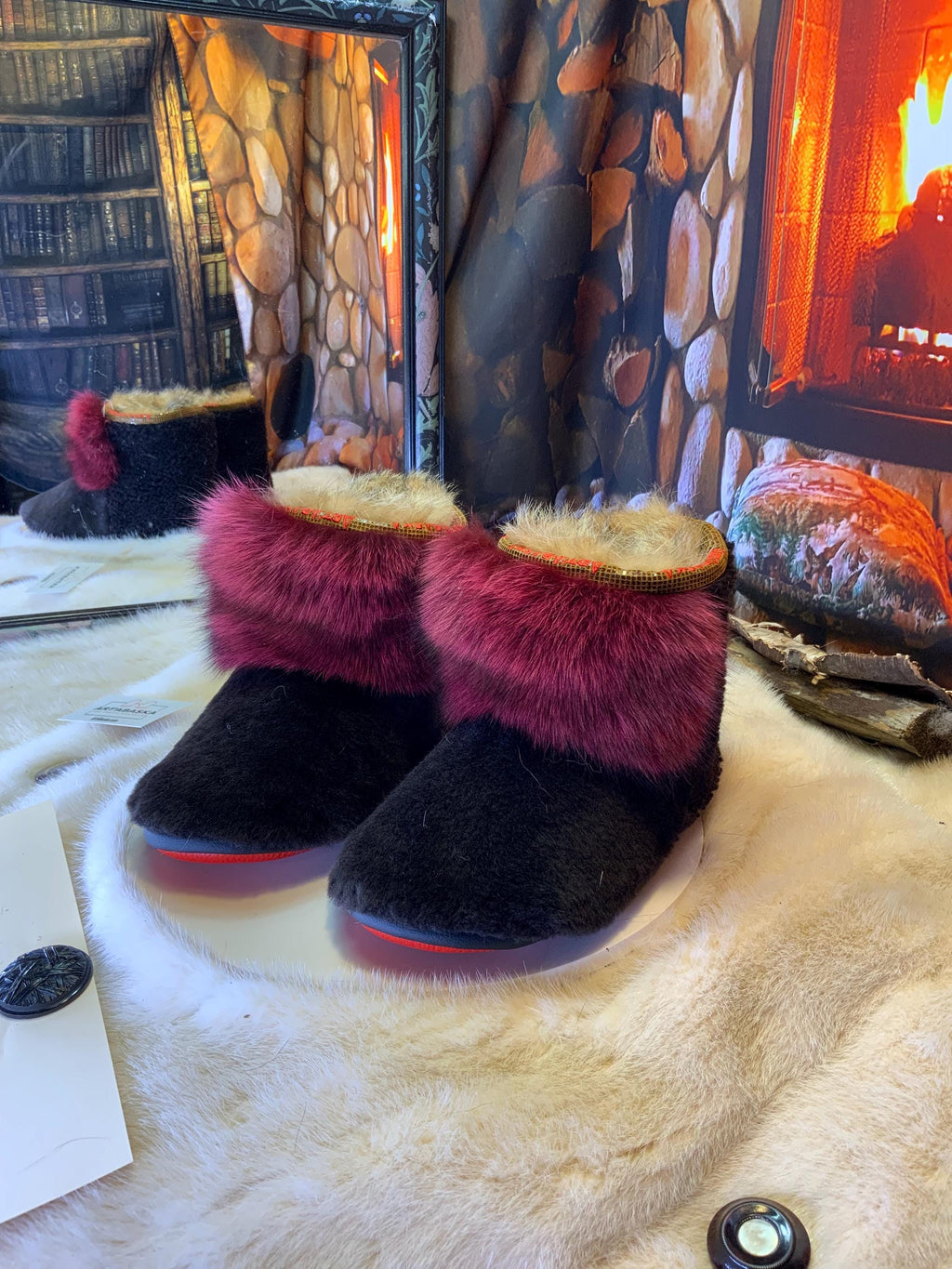 Mocassins d’intérieur Carmelle 7 femme, tout fourrure recyclée mouton chocolat & renard bourgogne, faits à la main au Québec ✨🤎❤️