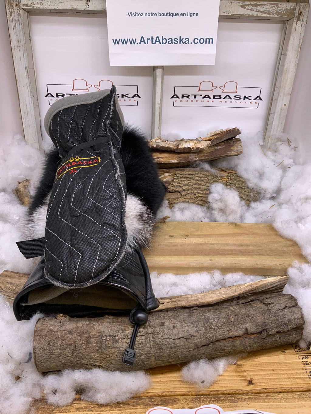 Mitaines Rachel XL – Patchwork renard noir & lapin noir, cuir noir embossé, détail jaune, fait à la main, pièce unique Québec