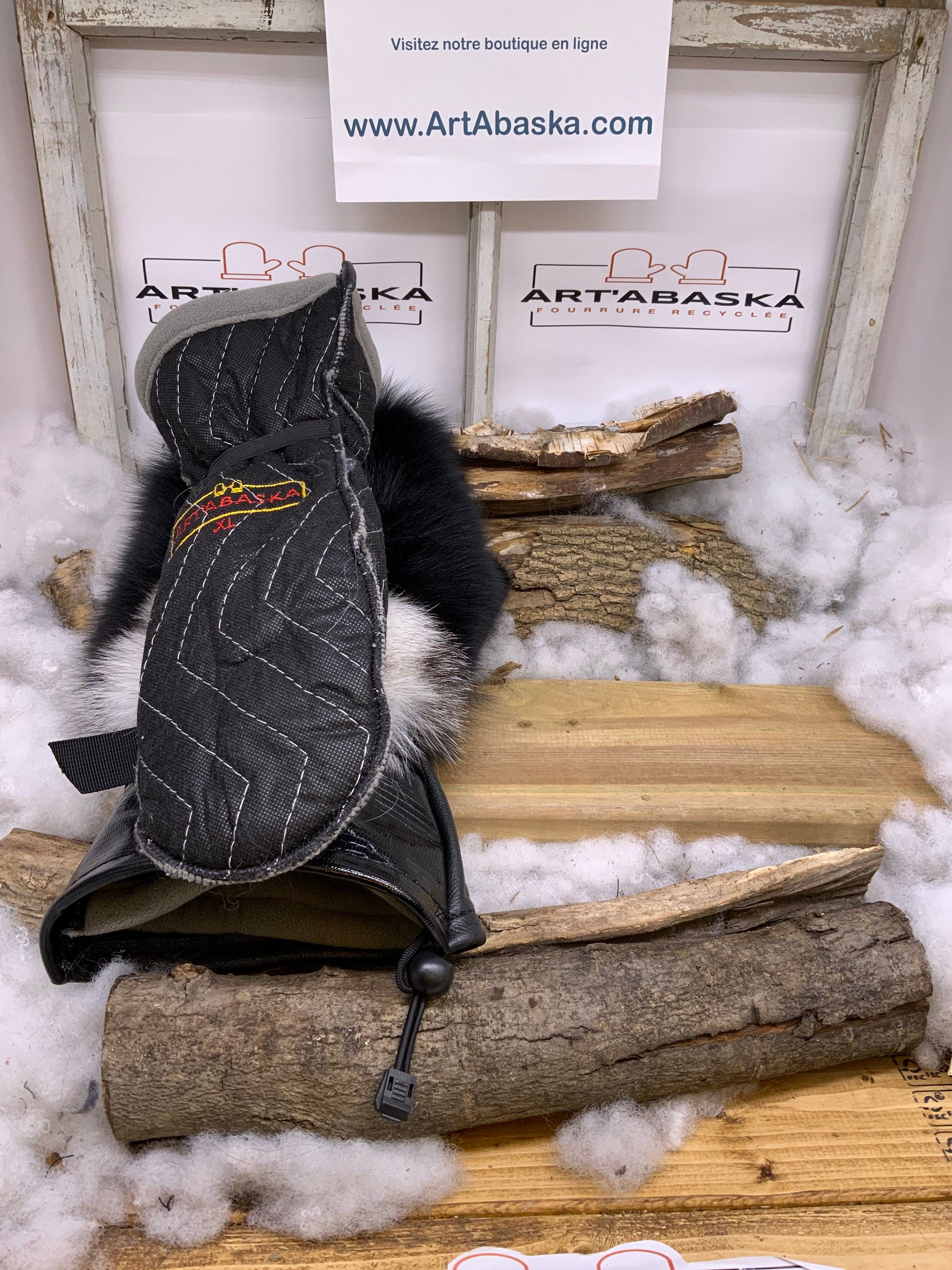 Mitaines Rachel XL – Patchwork renard noir & lapin noir, cuir noir embossé, détail jaune, fait à la main, pièce unique Québec