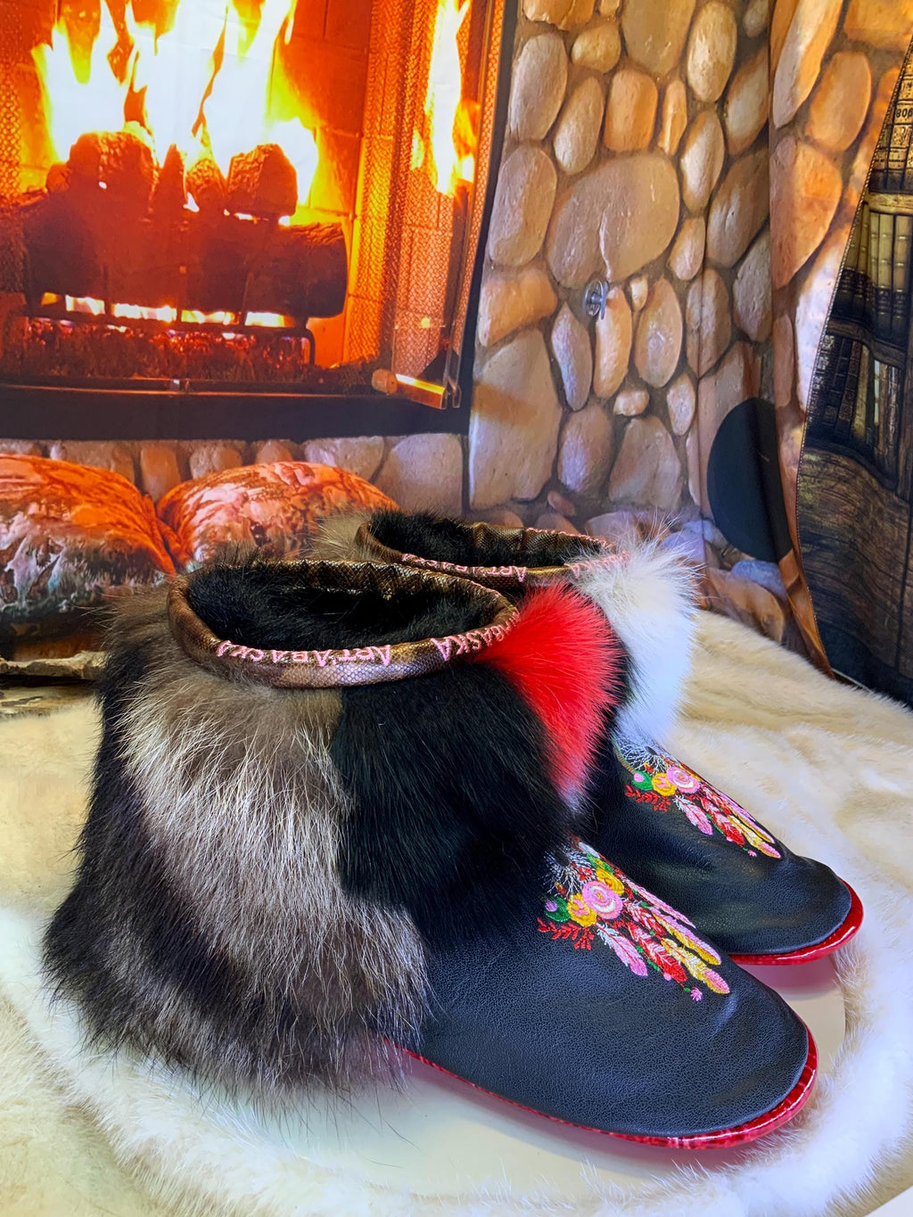 Mocassins d’intérieur Lucie 8 femme, cuir italien noir brodé capteur de rêve multicolore, fourrure recyclée patchwork, faits à la main au Québec ✨🌈🖤