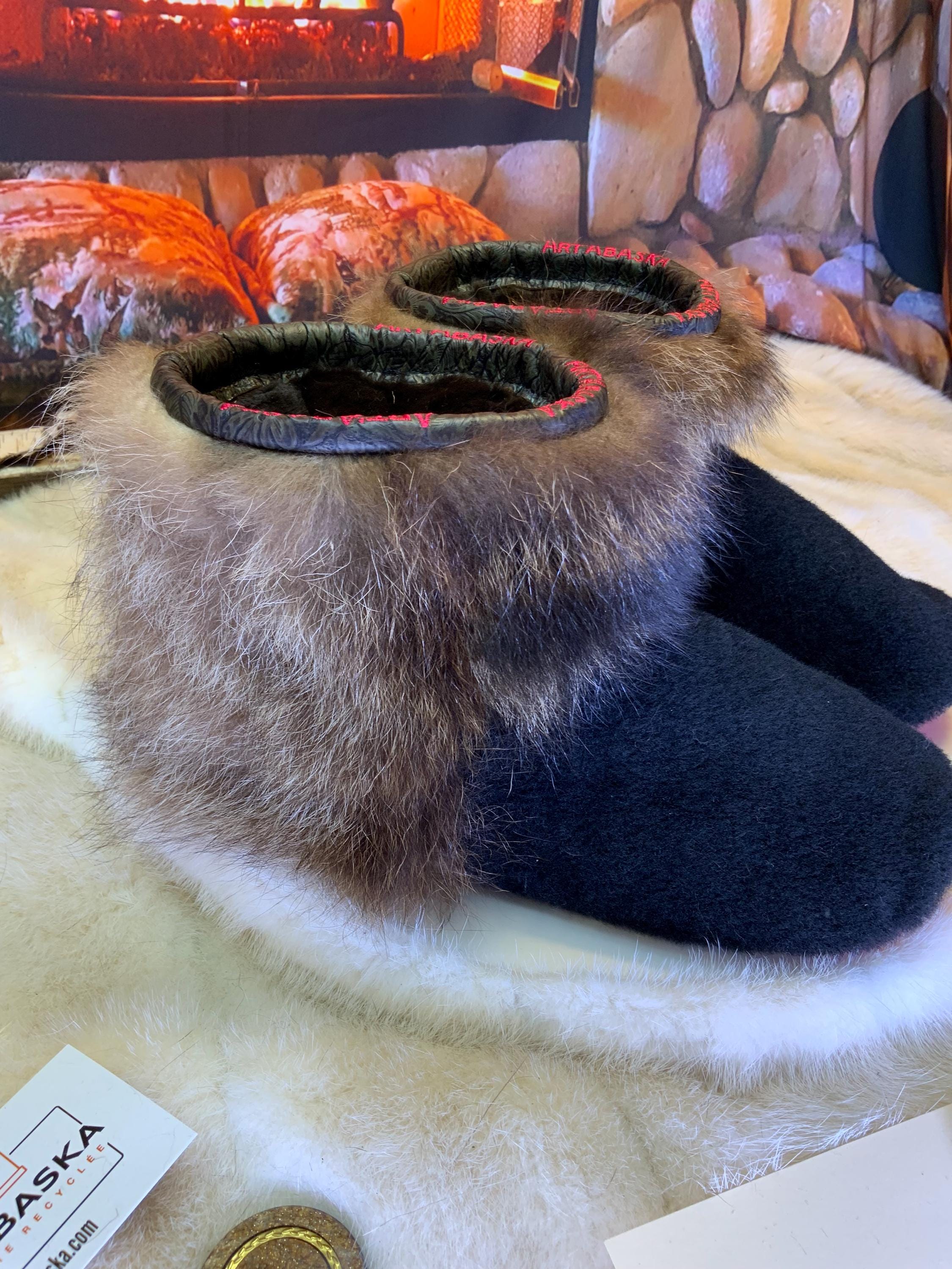 Mocassins d’intérieur Claudette – 8 femme – édition toute fourrure en mouton noir & raton recyclés, semelle rouge, pièce unique faite à la main au Québec ✨🖤❤️