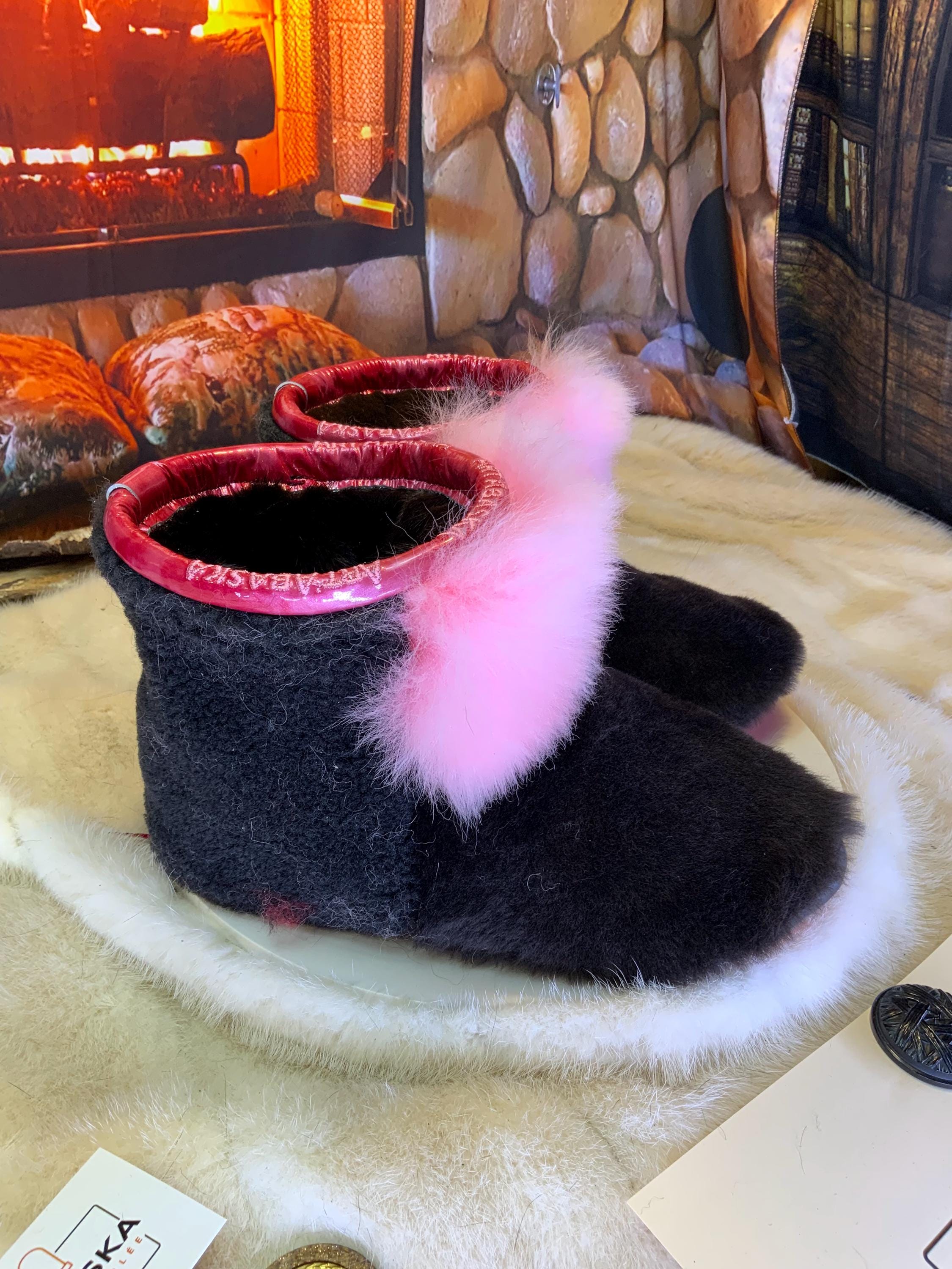 Mocassins d’intérieur Françoise – 8 femme – édition toute fourrure en mouton recyclé rose, brun café & charcoal, semelle rouge, faits à la main au Québec ✨💗❤️