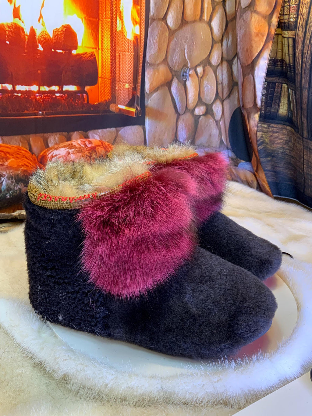 Mocassins d’intérieur Carmelle 7 femme, tout fourrure recyclée mouton chocolat & renard bourgogne, faits à la main au Québec ✨🤎❤️