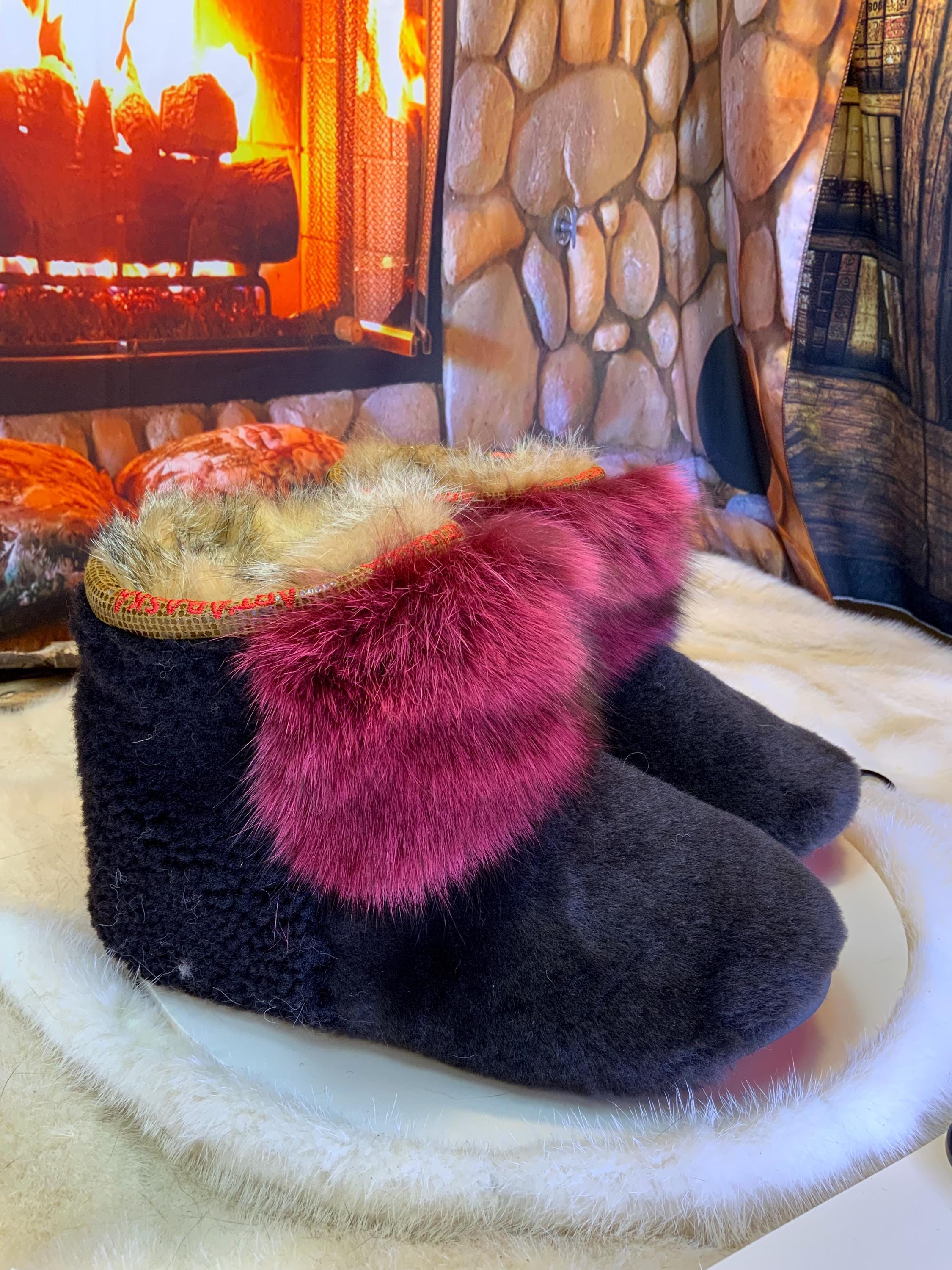 Mocassins d’intérieur Carmelle 7 femme, tout fourrure recyclée mouton chocolat & renard bourgogne, faits à la main au Québec ✨🤎❤️