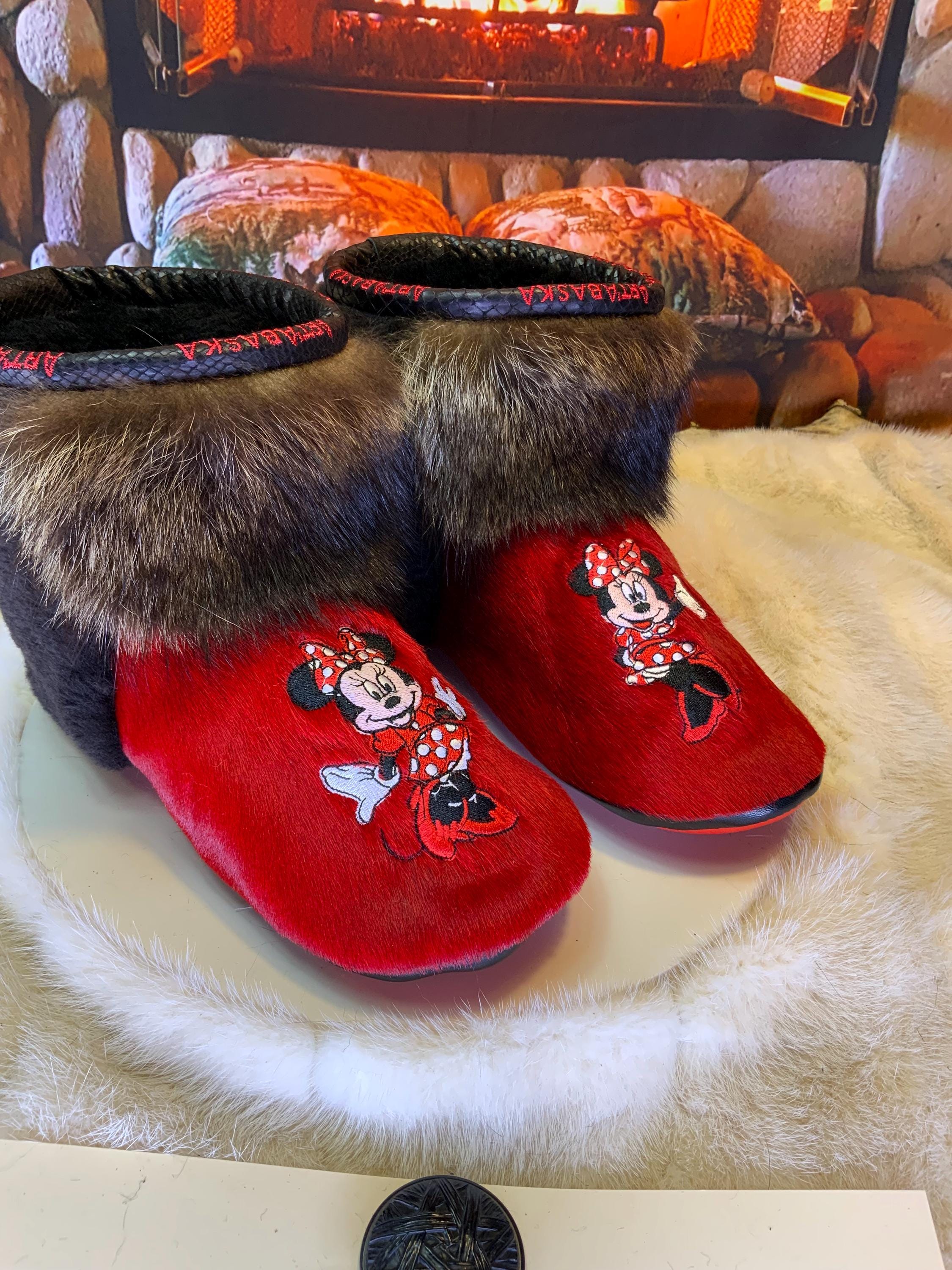 Mocassins d’intérieur Yvonne 8 femme, cuir rouge brodé Minnie Mouse, fourrure recyclée, faits à la main au Québec 🎀✨